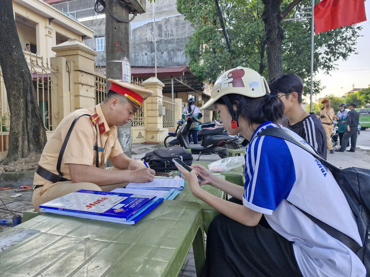 Quyết liệt ngăn chặn học sinh và thanh, thiếu niên vi phạm ATGT ở Thái Nguyên- Ảnh 3. Quyết liệt ngăn chặn học sinh và thanh, thiếu niên vi phạm ATGT ở Thái Nguyên- Ảnh 3.