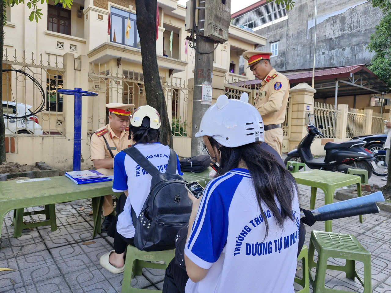 Quyết liệt ngăn chặn học sinh và thanh, thiếu niên vi phạm ATGT ở Thái Nguyên- Ảnh 2. Quyết liệt ngăn chặn học sinh và thanh, thiếu niên vi phạm ATGT ở Thái Nguyên- Ảnh 2.
