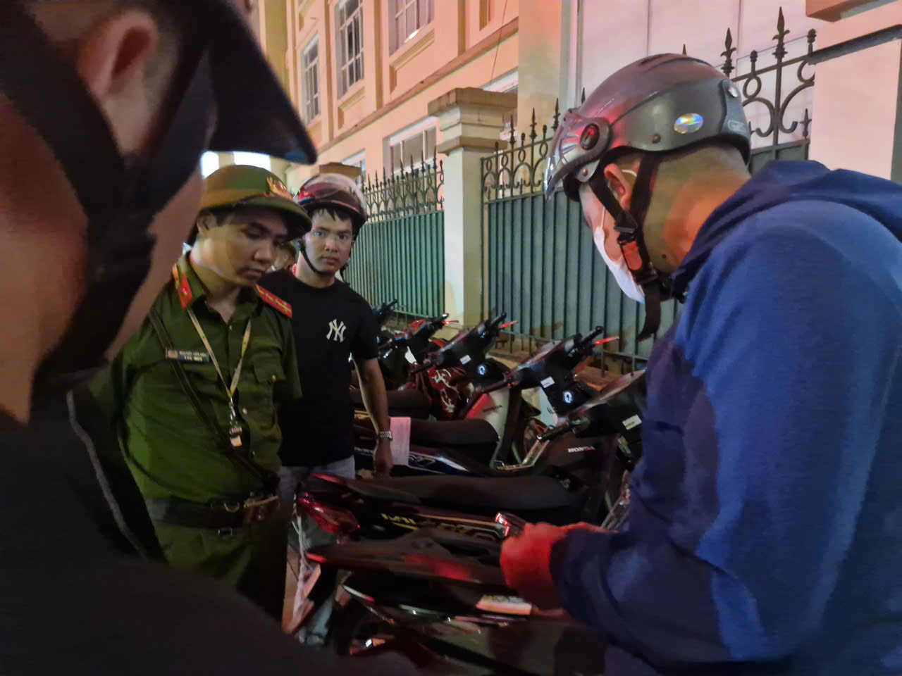 Quyết liệt ngăn chặn học sinh và thanh, thiếu niên vi phạm ATGT ở Thái Nguyên- Ảnh 7. Quyết liệt ngăn chặn học sinh và thanh, thiếu niên vi phạm ATGT ở Thái Nguyên- Ảnh 7.
