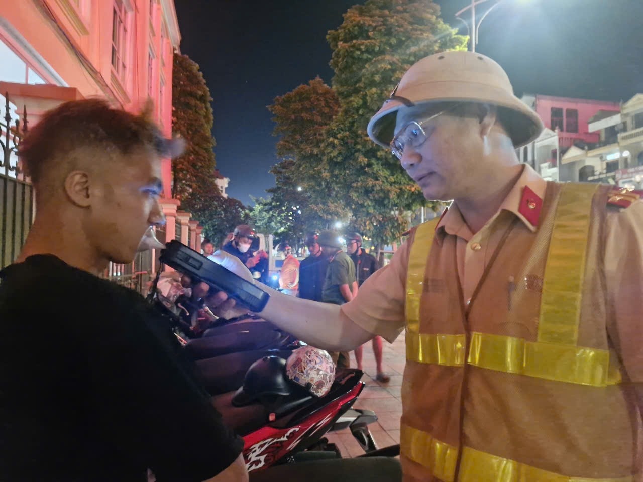 Quyết liệt ngăn chặn học sinh và thanh, thiếu niên vi phạm ATGT ở Thái Nguyên- Ảnh 11. Quyết liệt ngăn chặn học sinh và thanh, thiếu niên vi phạm ATGT ở Thái Nguyên- Ảnh 11.