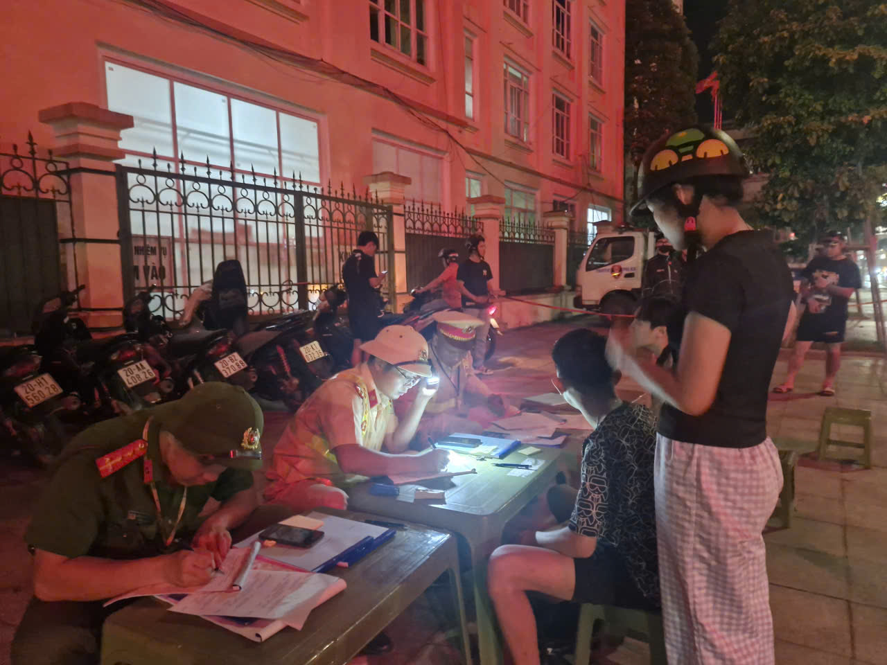 Quyết liệt ngăn chặn học sinh và thanh, thiếu niên vi phạm ATGT ở Thái Nguyên- Ảnh 12. Quyết liệt ngăn chặn học sinh và thanh, thiếu niên vi phạm ATGT ở Thái Nguyên- Ảnh 12.