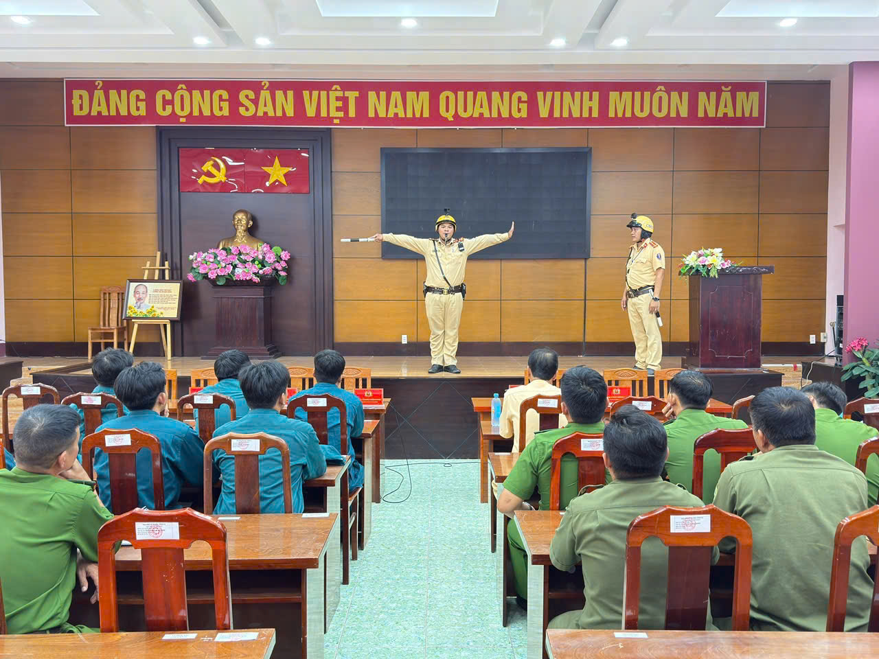 TP.HCM: Tập huấn cho công an cấp xã để chống ùn tắc và xử lý vi phạm giao thông- Ảnh 2. TP.HCM: Tập huấn cho công an cấp xã để chống ùn tắc và xử lý vi phạm giao thông- Ảnh 2.