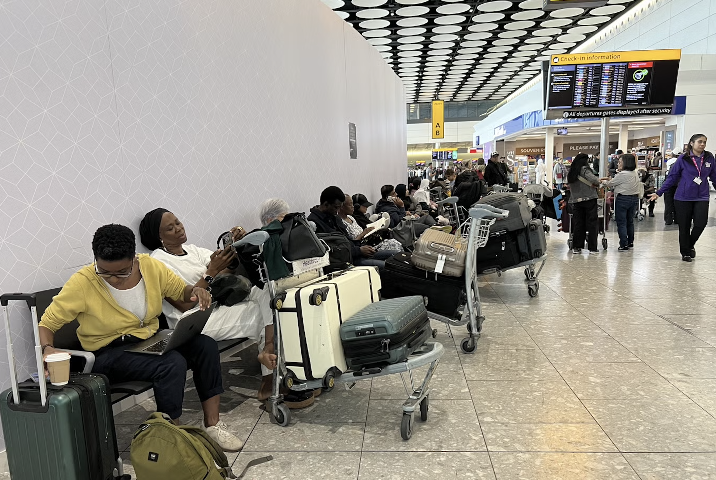 Các sân bay châu Âu chạy đua khắc phục sự cố check-in sau vụ tấn công mạng- Ảnh 2. Các sân bay châu Âu chạy đua khắc phục sự cố check-in sau vụ tấn công mạng- Ảnh 2.