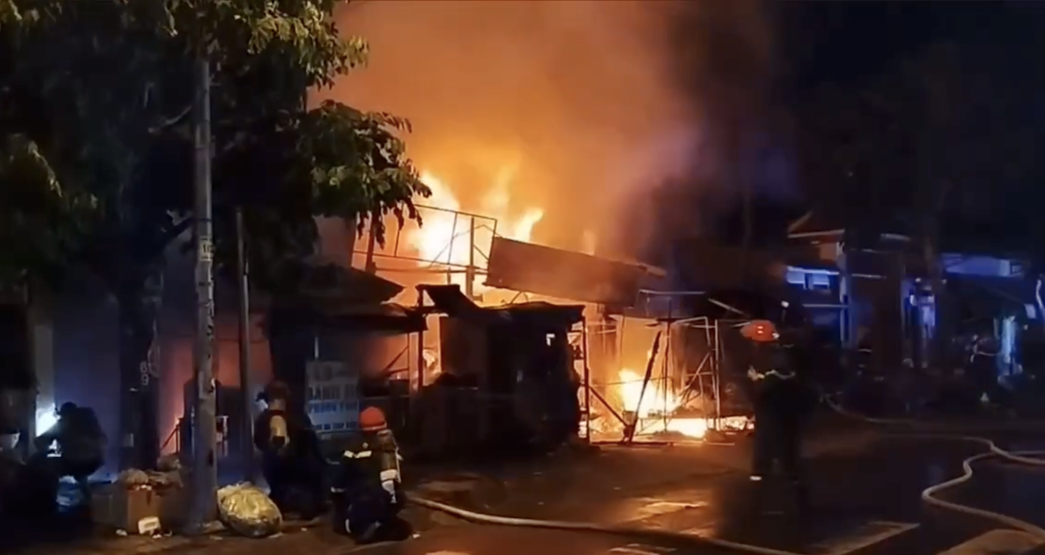 TP.HCM: Cháy chợ trong đêm, loạt ki-ốt bị thiêu rụi- Ảnh 1.