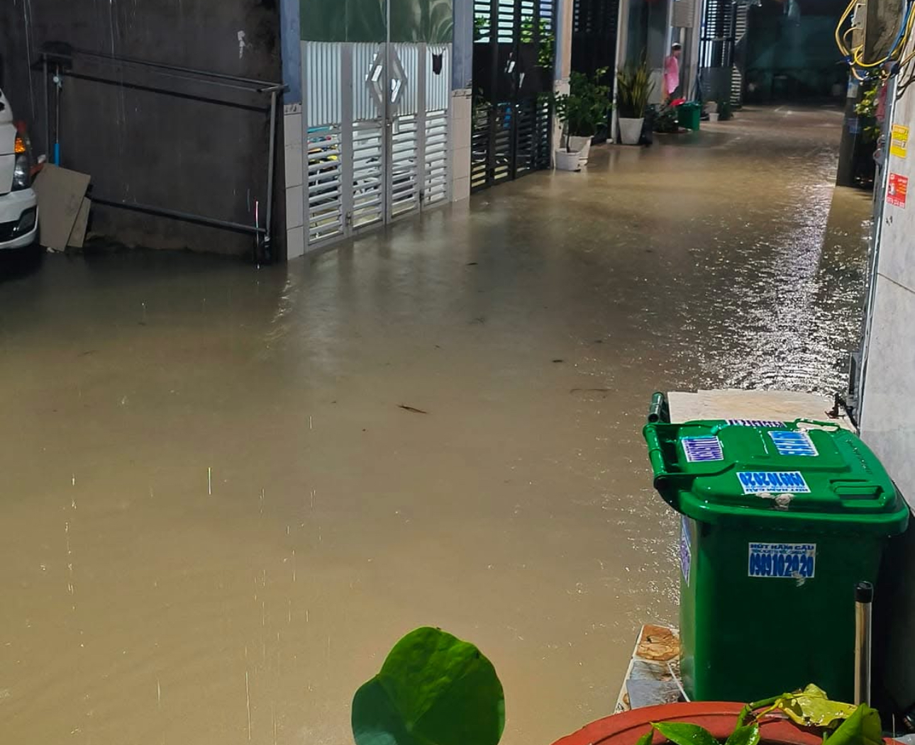 Nhiều khu vực ở Đồng Nai ngập do mưa lớn, người dân bì bõm lội nước về nhà- Ảnh 7. Nhiều khu vực ở Đồng Nai ngập do mưa lớn, người dân bì bõm lội nước về nhà- Ảnh 7.