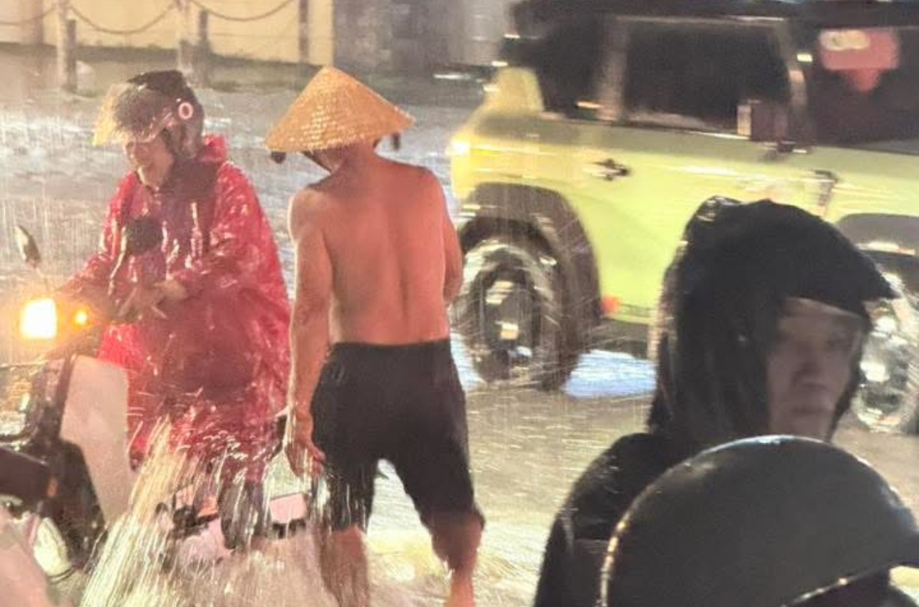 Nhiều khu vực ở Đồng Nai ngập do mưa lớn, người dân bì bõm lội nước về nhà- Ảnh 2. Nhiều khu vực ở Đồng Nai ngập do mưa lớn, người dân bì bõm lội nước về nhà- Ảnh 2.