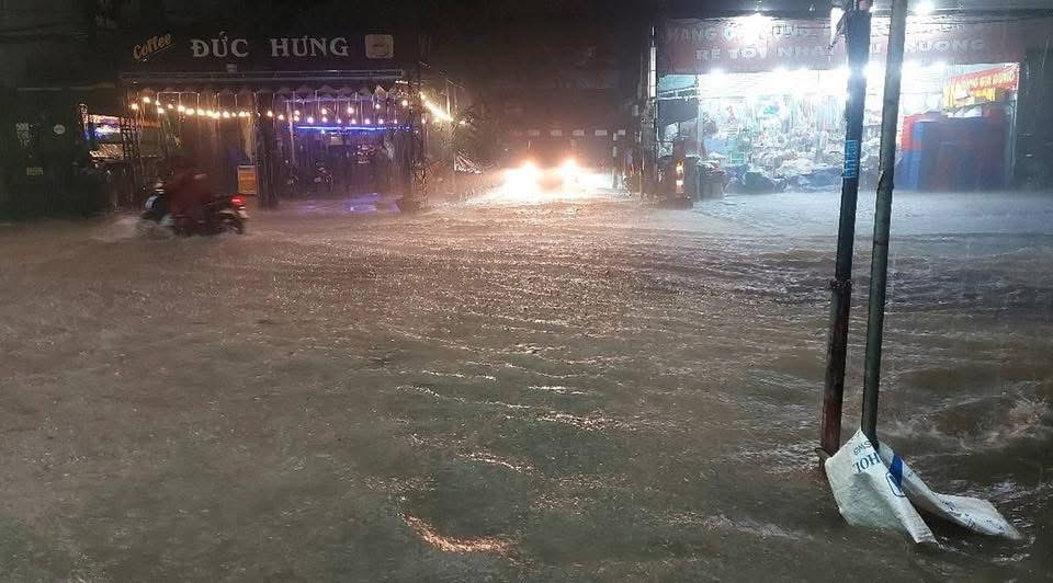 Nhiều khu vực ở Đồng Nai ngập do mưa lớn, người dân bì bõm lội nước về nhà- Ảnh 3. Nhiều khu vực ở Đồng Nai ngập do mưa lớn, người dân bì bõm lội nước về nhà- Ảnh 3.