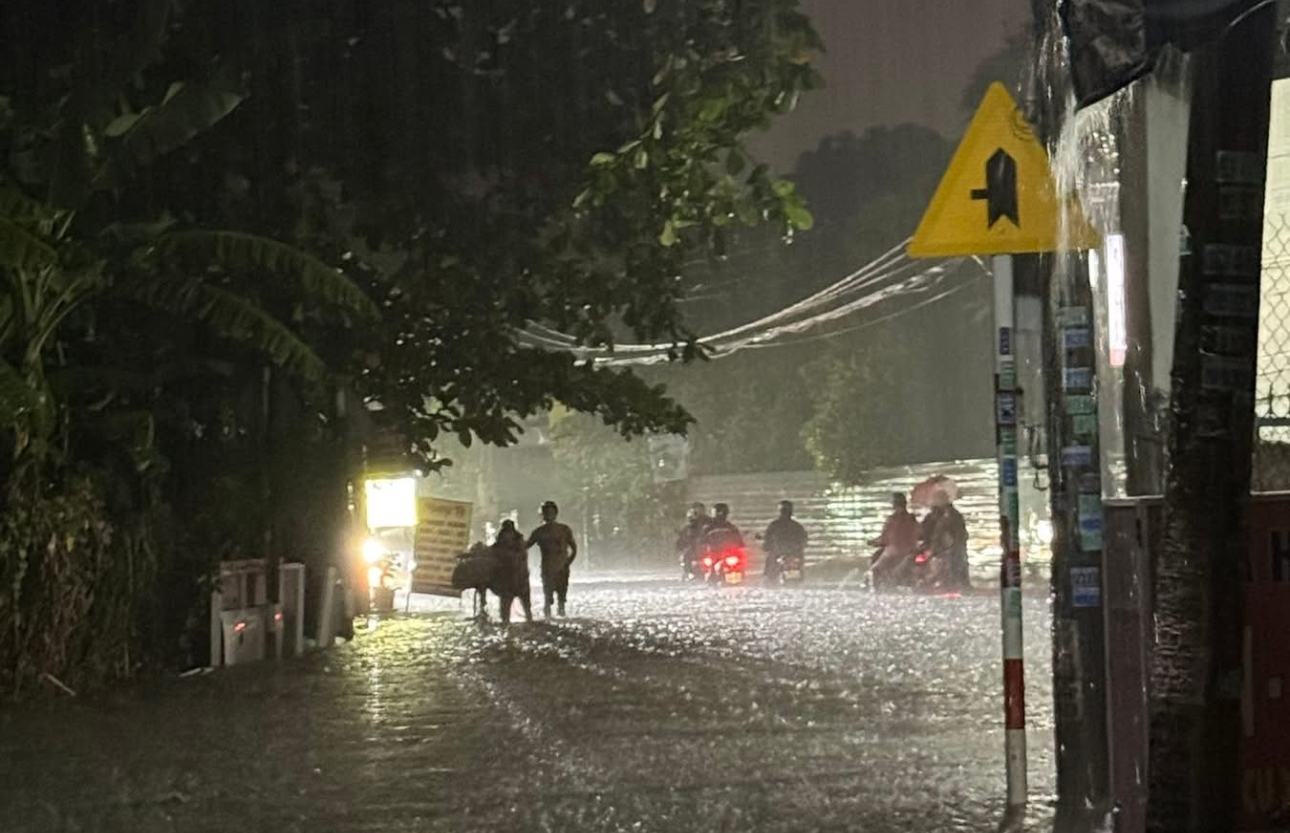 Nhiều khu vực ở Đồng Nai ngập do mưa lớn, người dân bì bõm lội nước về nhà- Ảnh 1. Nhiều khu vực ở Đồng Nai ngập do mưa lớn, người dân bì bõm lội nước về nhà- Ảnh 1.