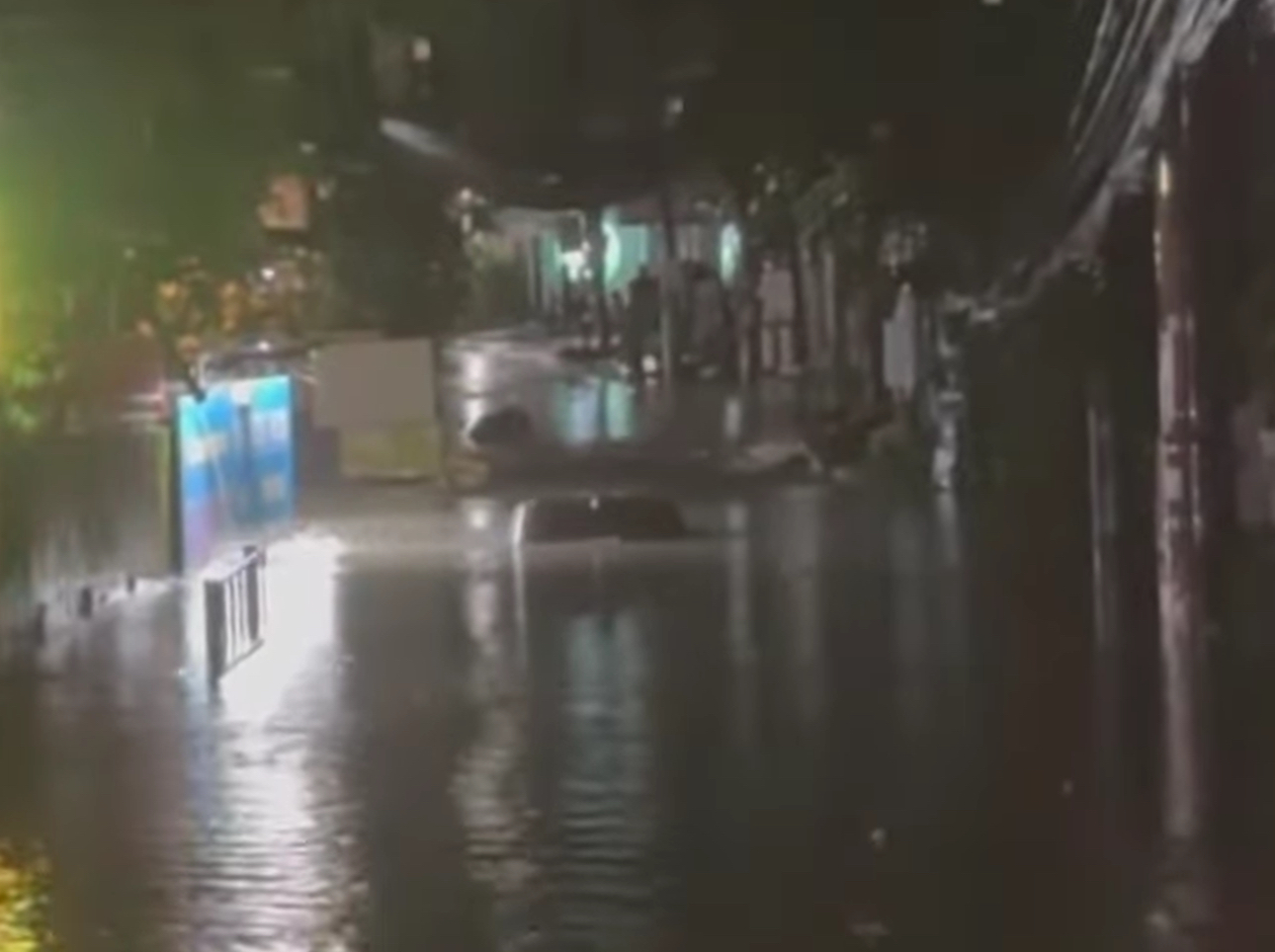 Nhiều khu vực ở Đồng Nai ngập do mưa lớn, người dân bì bõm lội nước về nhà- Ảnh 6. Nhiều khu vực ở Đồng Nai ngập do mưa lớn, người dân bì bõm lội nước về nhà- Ảnh 6.