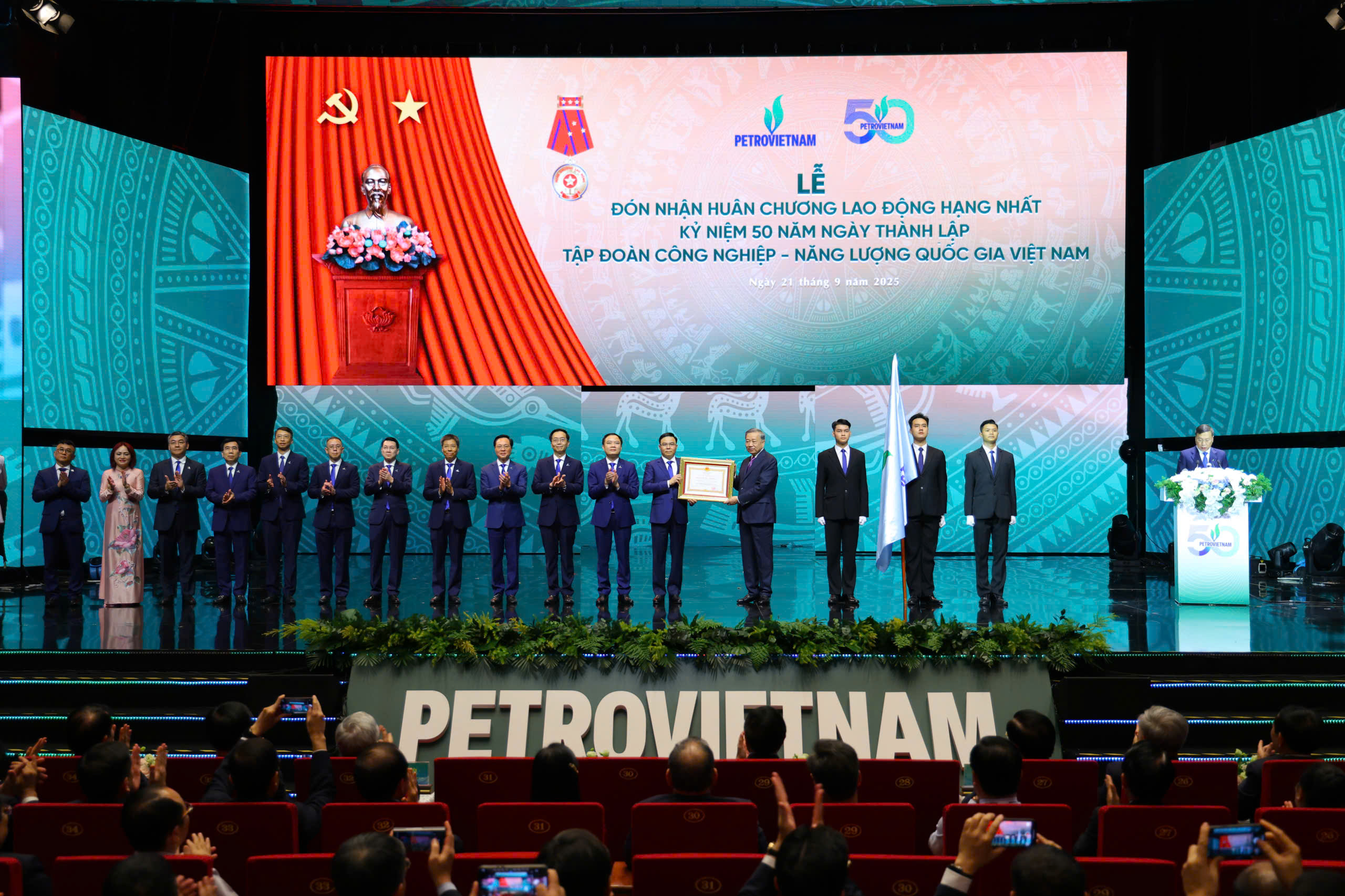 Chặng đường Petrovietnam được viết bằng &yacute; ch&iacute; tự lực, tự cường, kh&aacute;t vọng Việt Nam- Ảnh 2.