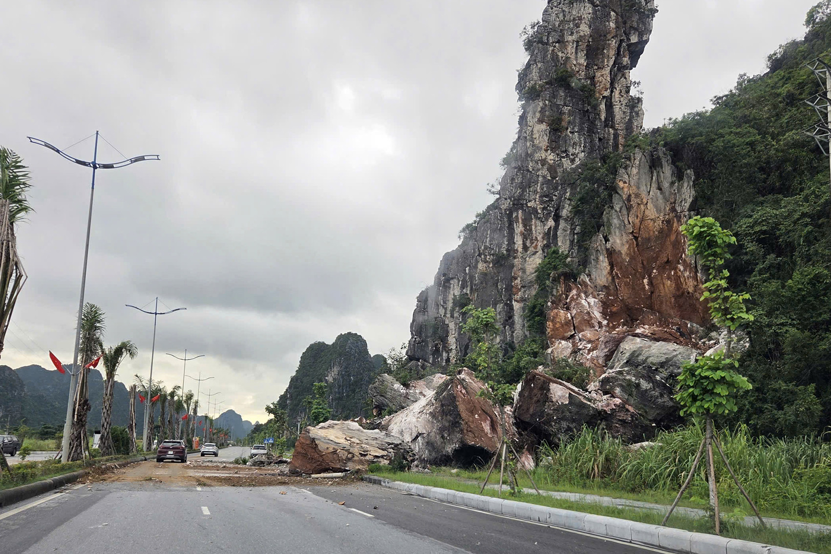Quảng Ninh: Tảng đá lớn lăn từ núi xuống đường bao biển Hạ Long - Cẩm Phả- Ảnh 1. Quảng Ninh: Tảng đá lớn lăn từ núi xuống đường bao biển Hạ Long - Cẩm Phả- Ảnh 1.