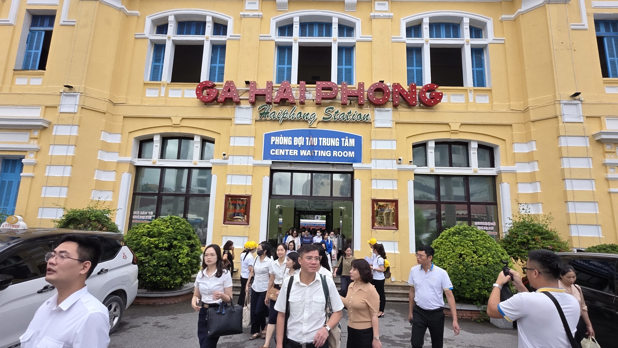Tàu hỏa chở cán bộ, nhân viên Hải Phòng đi làm chính thức vận hành- Ảnh 2. Tàu hỏa chở cán bộ, nhân viên Hải Phòng đi làm chính thức vận hành- Ảnh 2.