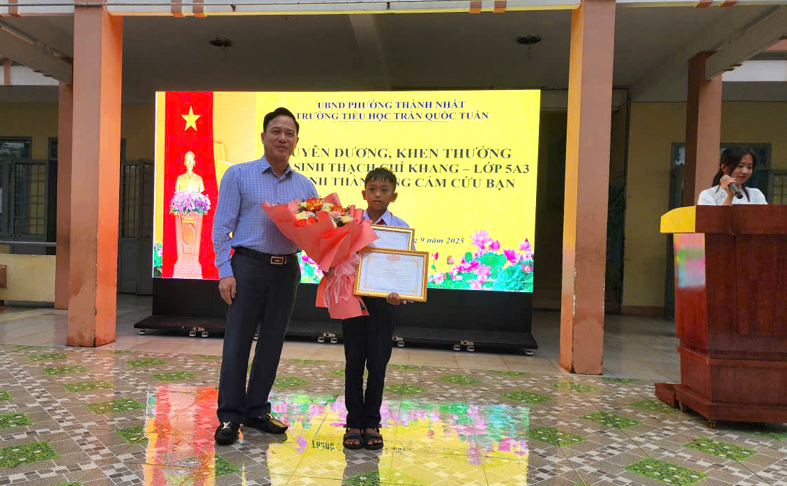 Đắk Lắk: Tuyên dương học sinh lớp 5 dũng cảm cứu bạn trong vụ thảm án- Ảnh 1. Đắk Lắk: Tuyên dương học sinh lớp 5 dũng cảm cứu bạn trong vụ thảm án- Ảnh 1.