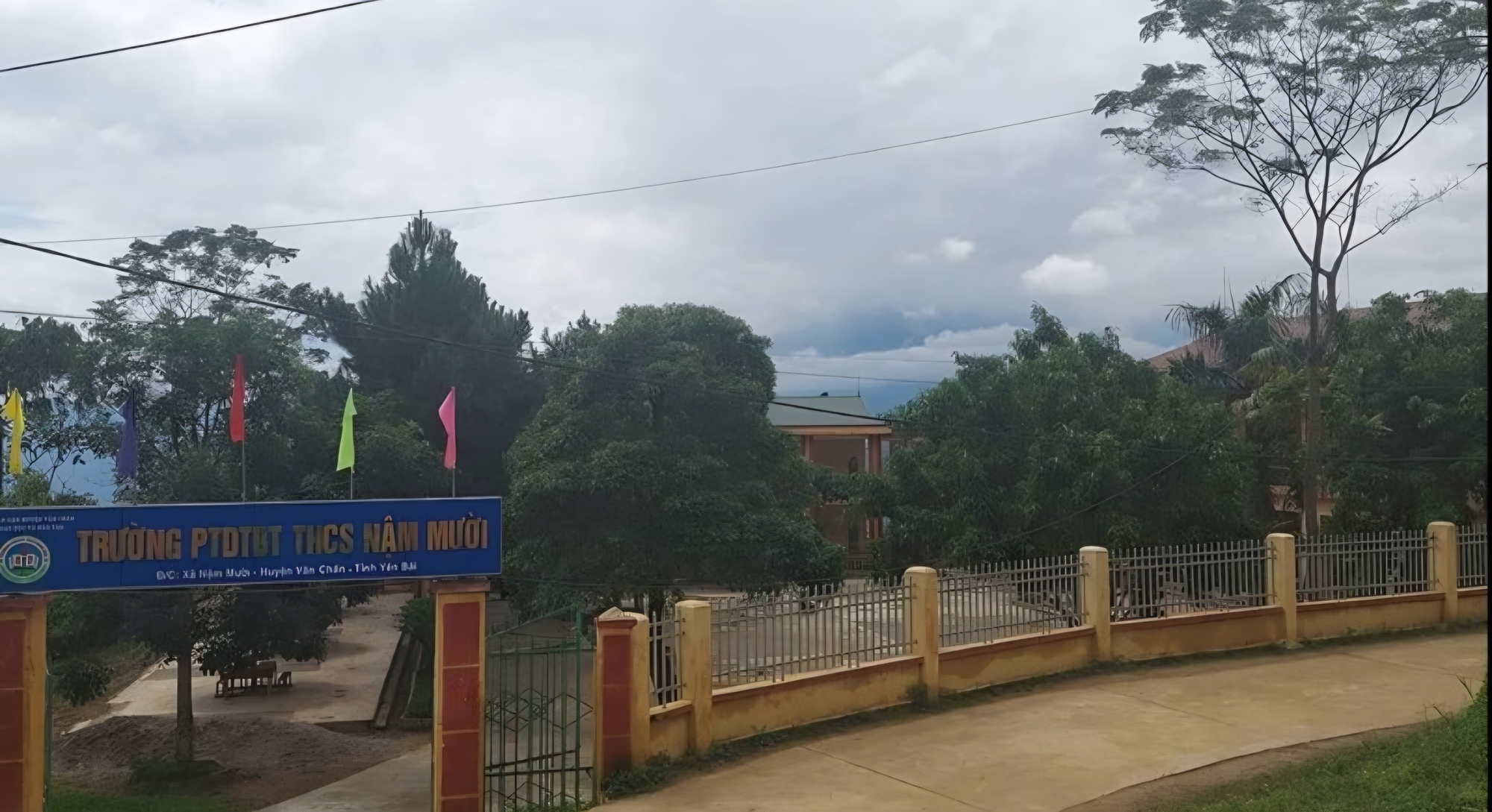 Sập cột trụ cổng trường học ở Lào Cai, hai anh em ruột tử vong thương tâm- Ảnh 1. Sập cột trụ cổng trường học ở Lào Cai, hai anh em ruột tử vong thương tâm- Ảnh 1.