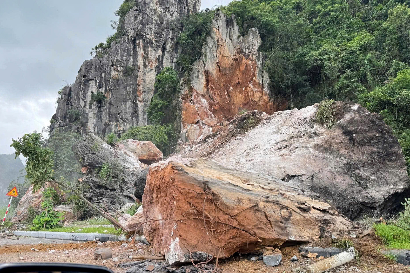 Quảng Ninh: Tảng đá lớn lăn từ núi xuống đường bao biển Hạ Long - Cẩm Phả- Ảnh 2. Quảng Ninh: Tảng đá lớn lăn từ núi xuống đường bao biển Hạ Long - Cẩm Phả- Ảnh 2.