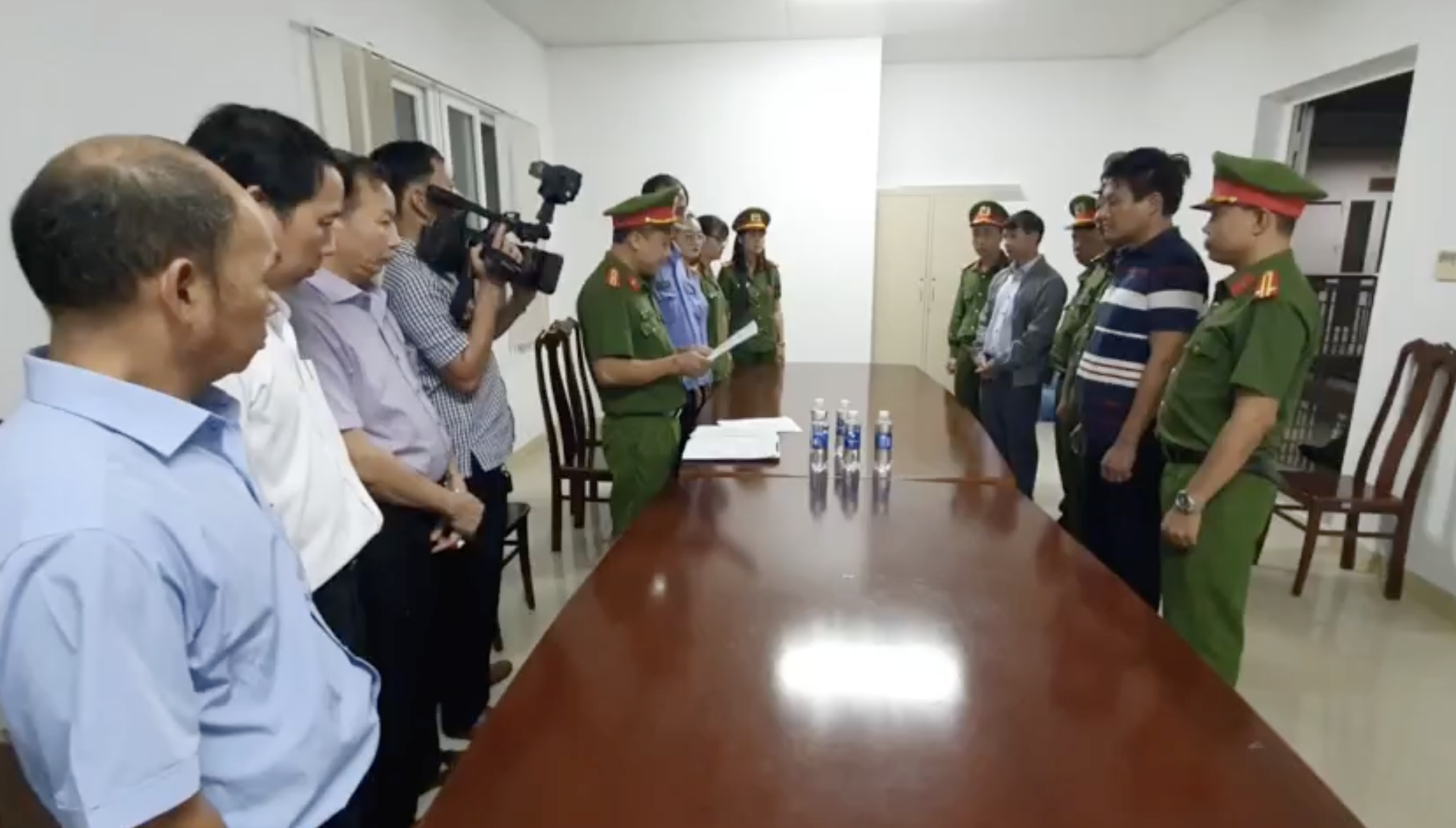 Vụ máy tán sỏi hỏng vẫn "chữa" cho bệnh nhân: Khởi tố, bắt giam hai trưởng khoa- Ảnh 1.