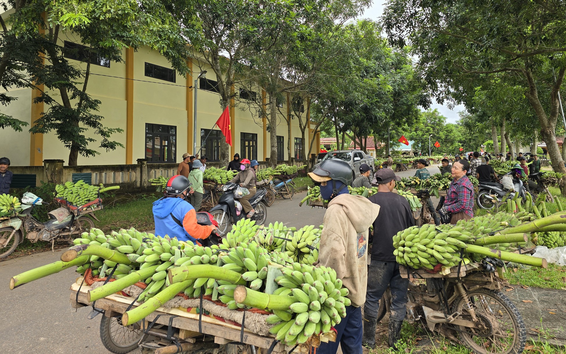 Cận cảnh chợ chuối T&acirc;n Long ở địa điểm tạm sau vụ tai nạn giao th&ocirc;ng 3 người chết
