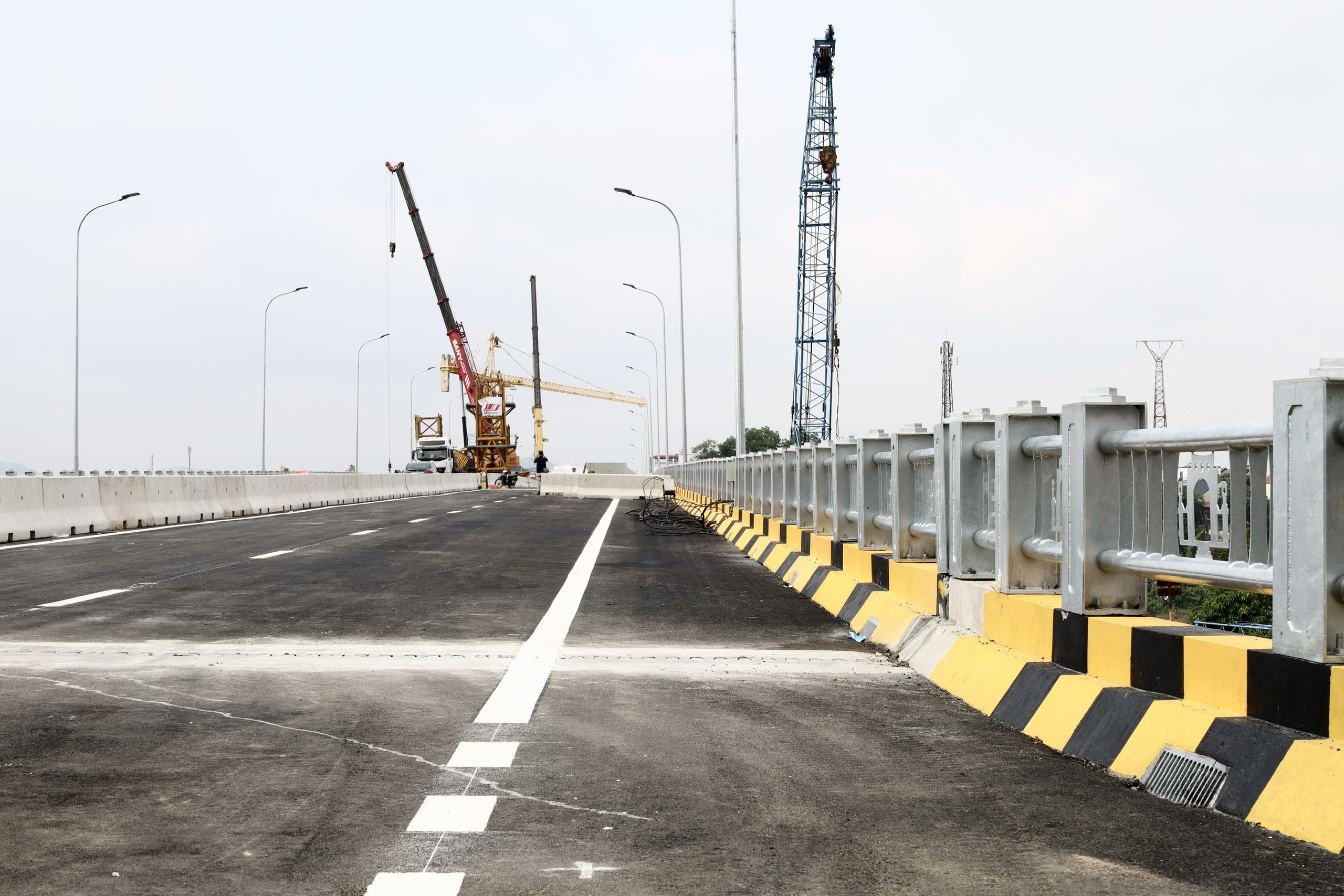 Cận ngày khánh thành, cầu Phong Châu mới còn những việc gì phải gấp rút hoàn thiện?- Ảnh 10. Cận ngày khánh thành, cầu Phong Châu mới còn những việc gì phải gấp rút hoàn thiện?- Ảnh 10.