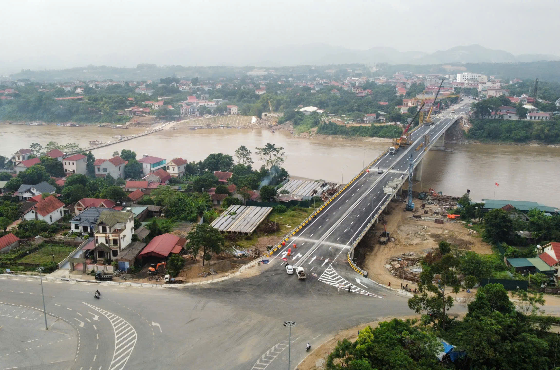 Cận ngày khánh thành, cầu Phong Châu mới còn những việc gì phải gấp rút hoàn thiện?- Ảnh 11. Cận ngày khánh thành, cầu Phong Châu mới còn những việc gì phải gấp rút hoàn thiện?- Ảnh 11.