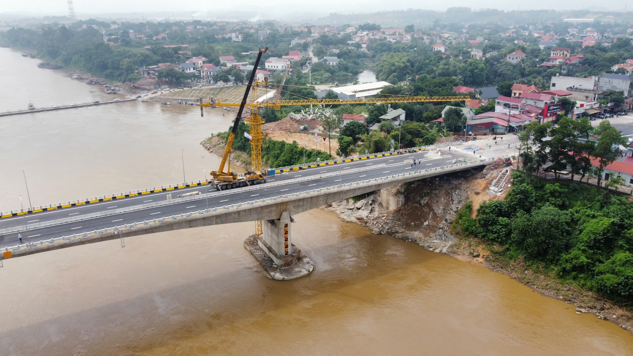 Cận ngày khánh thành, cầu Phong Châu mới còn những việc gì phải gấp rút hoàn thiện?- Ảnh 2. Cận ngày khánh thành, cầu Phong Châu mới còn những việc gì phải gấp rút hoàn thiện?- Ảnh 2.