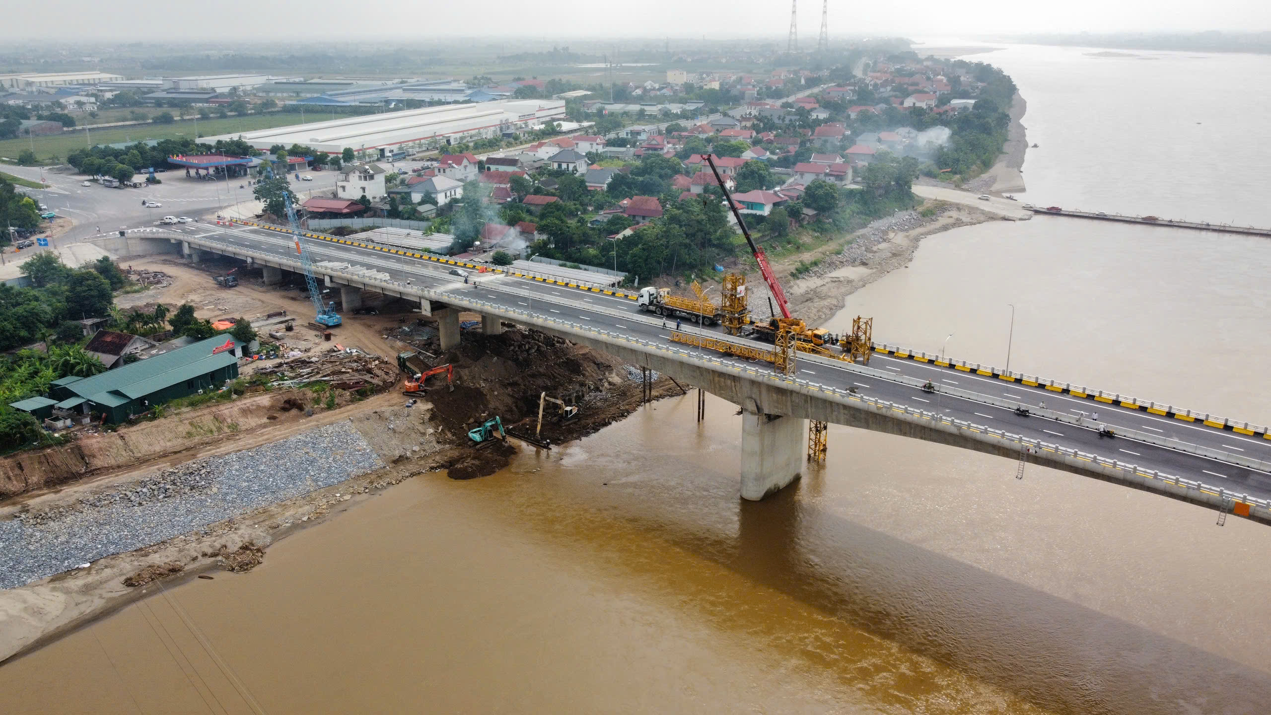 Cận ngày khánh thành, cầu Phong Châu mới còn những việc gì phải gấp rút hoàn thiện?- Ảnh 3. Cận ngày khánh thành, cầu Phong Châu mới còn những việc gì phải gấp rút hoàn thiện?- Ảnh 3.