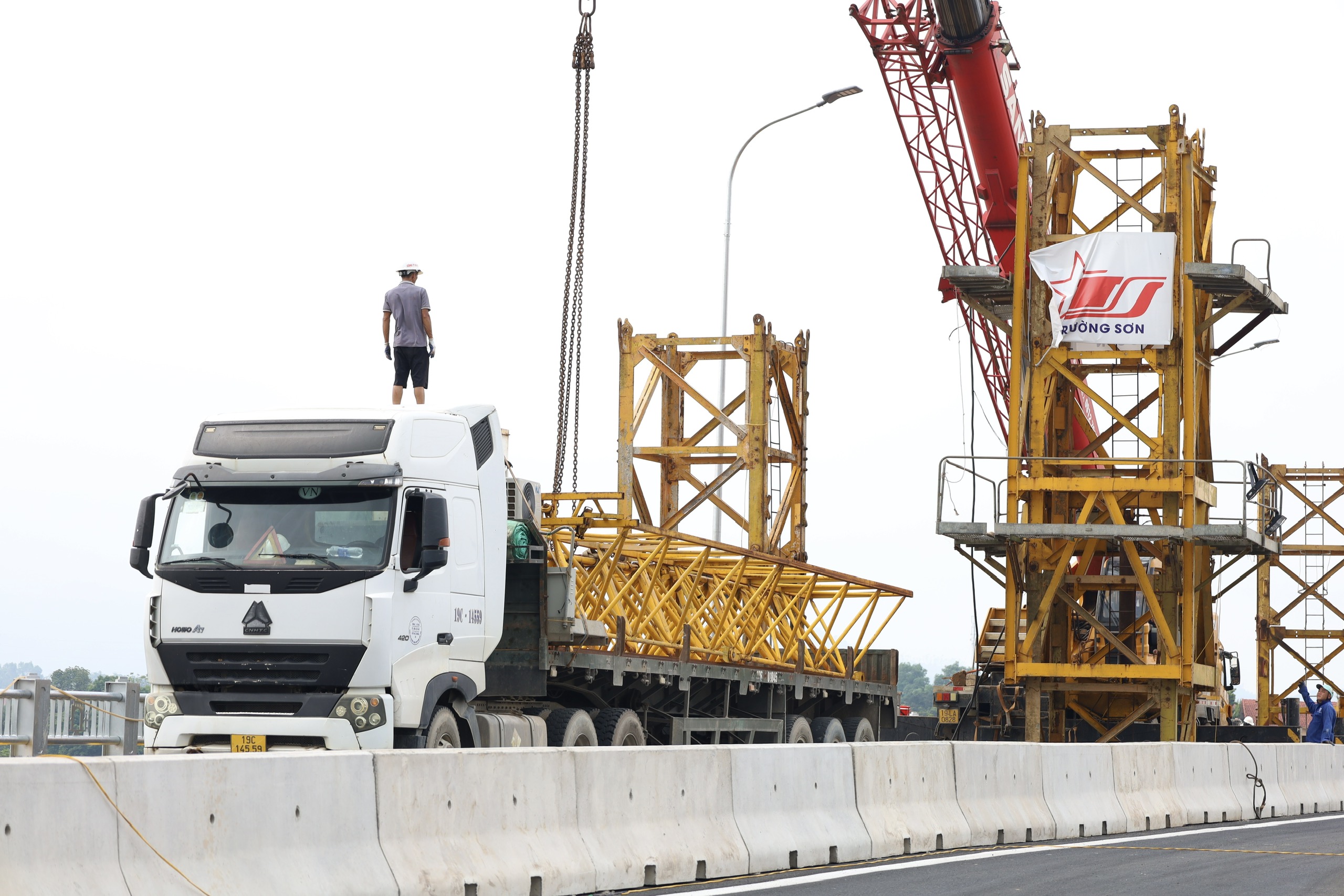 Cận ngày khánh thành, cầu Phong Châu mới còn những việc gì phải gấp rút hoàn thiện?- Ảnh 4. Cận ngày khánh thành, cầu Phong Châu mới còn những việc gì phải gấp rút hoàn thiện?- Ảnh 4.