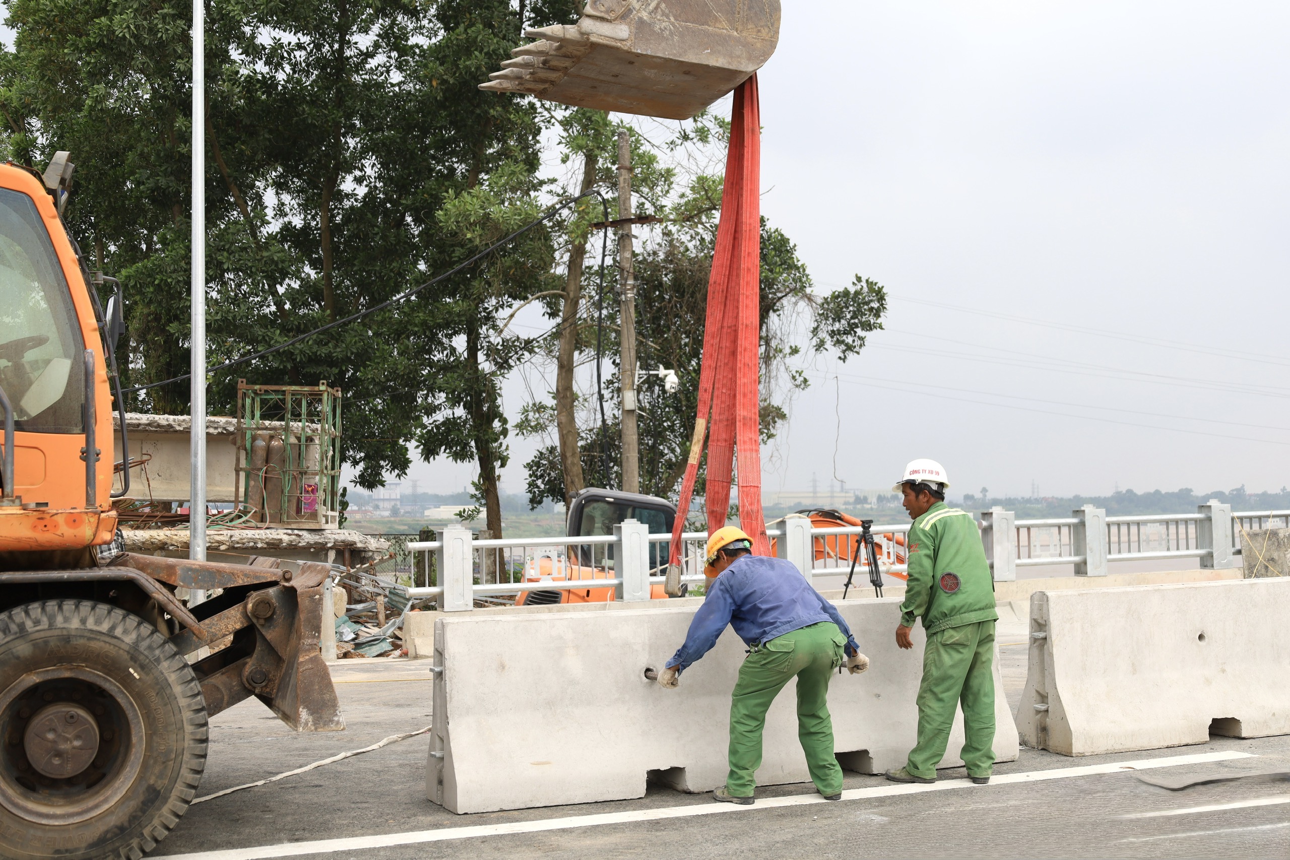 Cận ngày khánh thành, cầu Phong Châu mới còn những việc gì phải gấp rút hoàn thiện?- Ảnh 5. Cận ngày khánh thành, cầu Phong Châu mới còn những việc gì phải gấp rút hoàn thiện?- Ảnh 5.