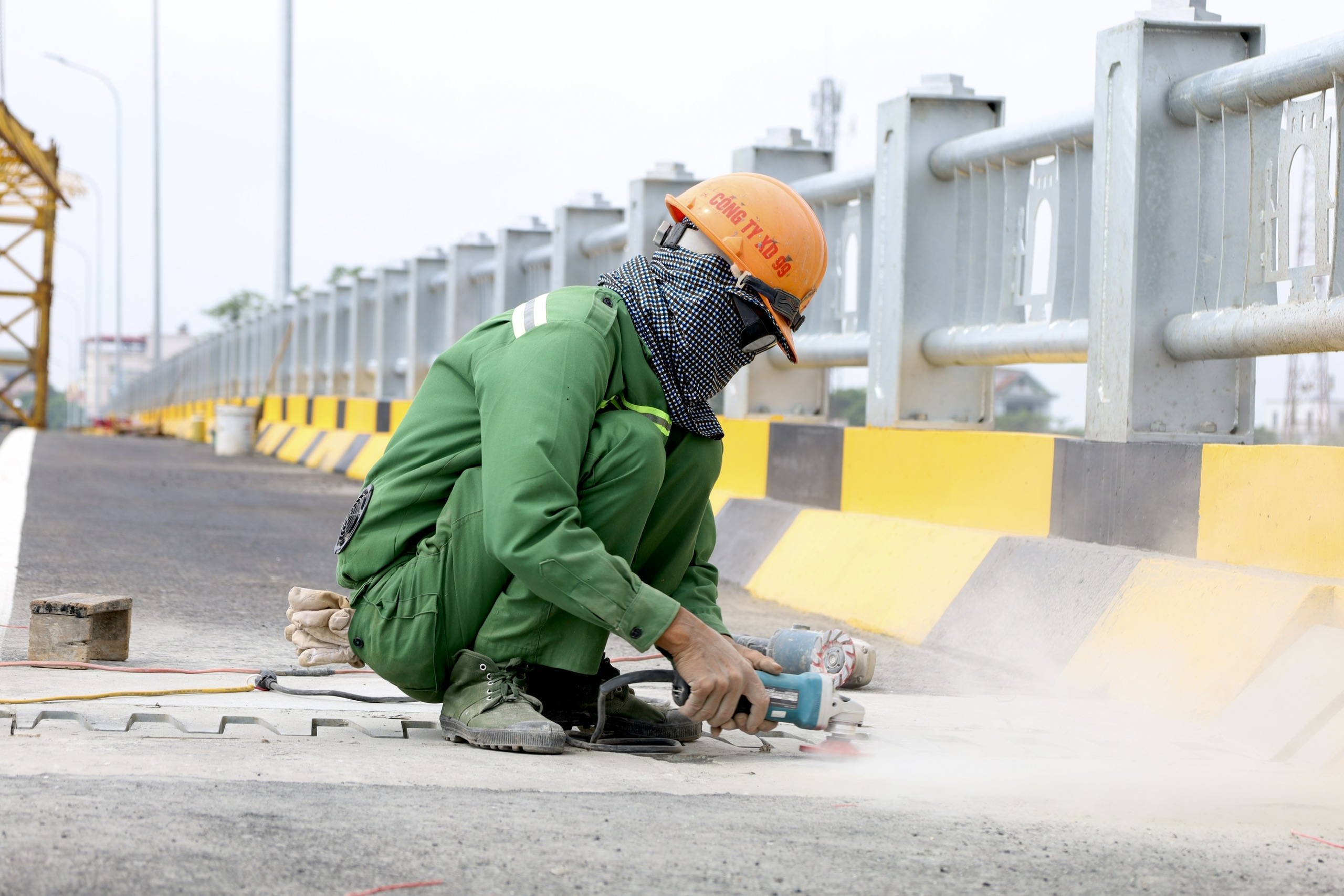 Cận ngày khánh thành, cầu Phong Châu mới còn những việc gì phải gấp rút hoàn thiện?- Ảnh 6. Cận ngày khánh thành, cầu Phong Châu mới còn những việc gì phải gấp rút hoàn thiện?- Ảnh 6.