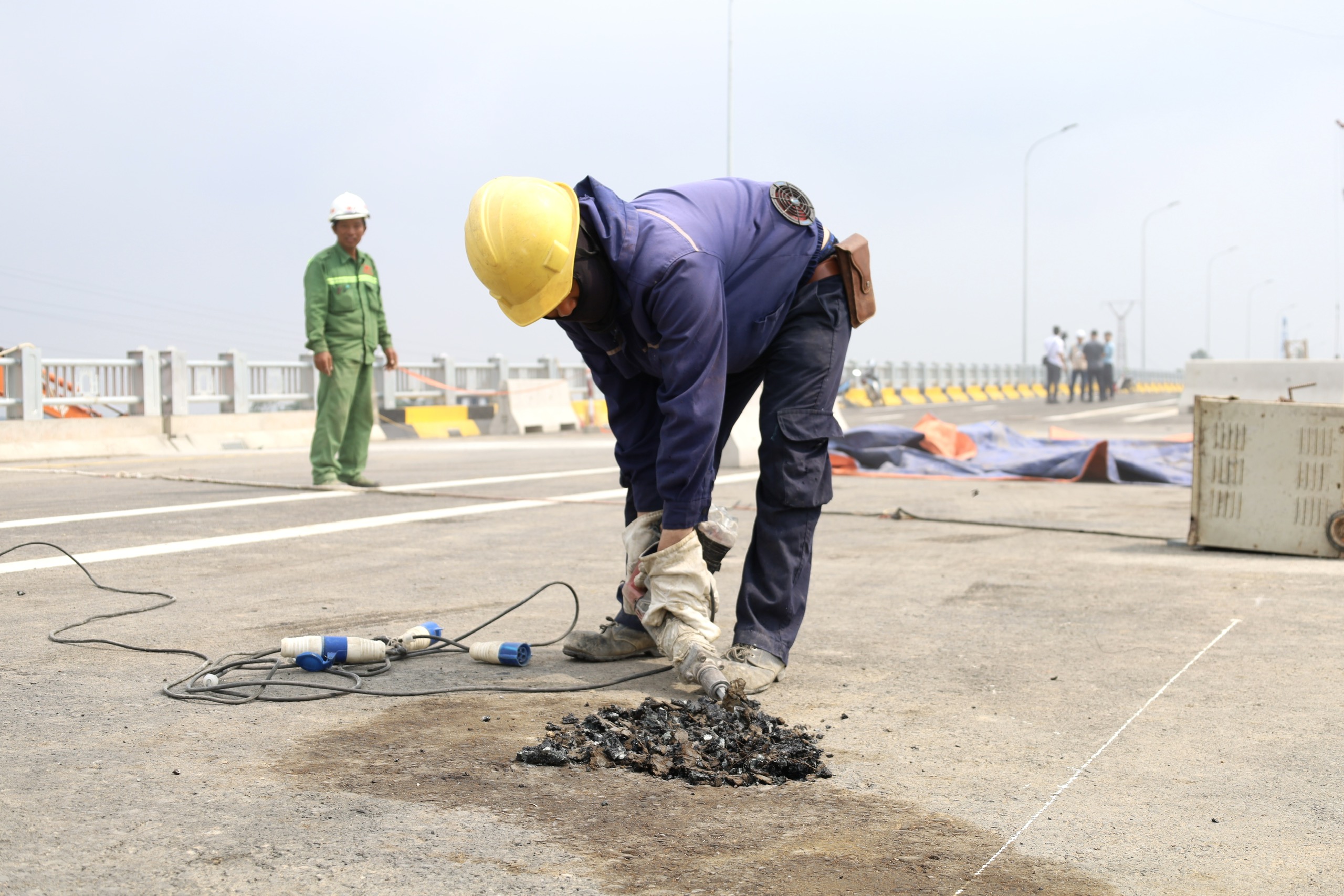 Cận ngày khánh thành, cầu Phong Châu mới còn những việc gì phải gấp rút hoàn thiện?- Ảnh 7. Cận ngày khánh thành, cầu Phong Châu mới còn những việc gì phải gấp rút hoàn thiện?- Ảnh 7.