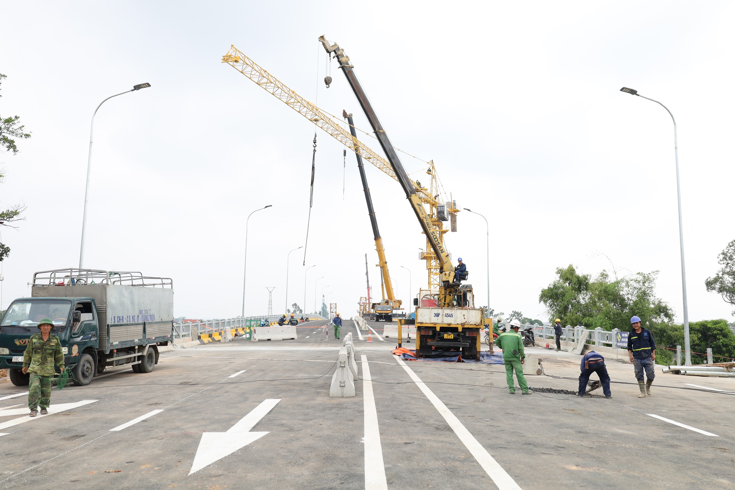 Cận ngày khánh thành, cầu Phong Châu mới còn những việc gì phải gấp rút hoàn thiện?- Ảnh 9. Cận ngày khánh thành, cầu Phong Châu mới còn những việc gì phải gấp rút hoàn thiện?- Ảnh 9.