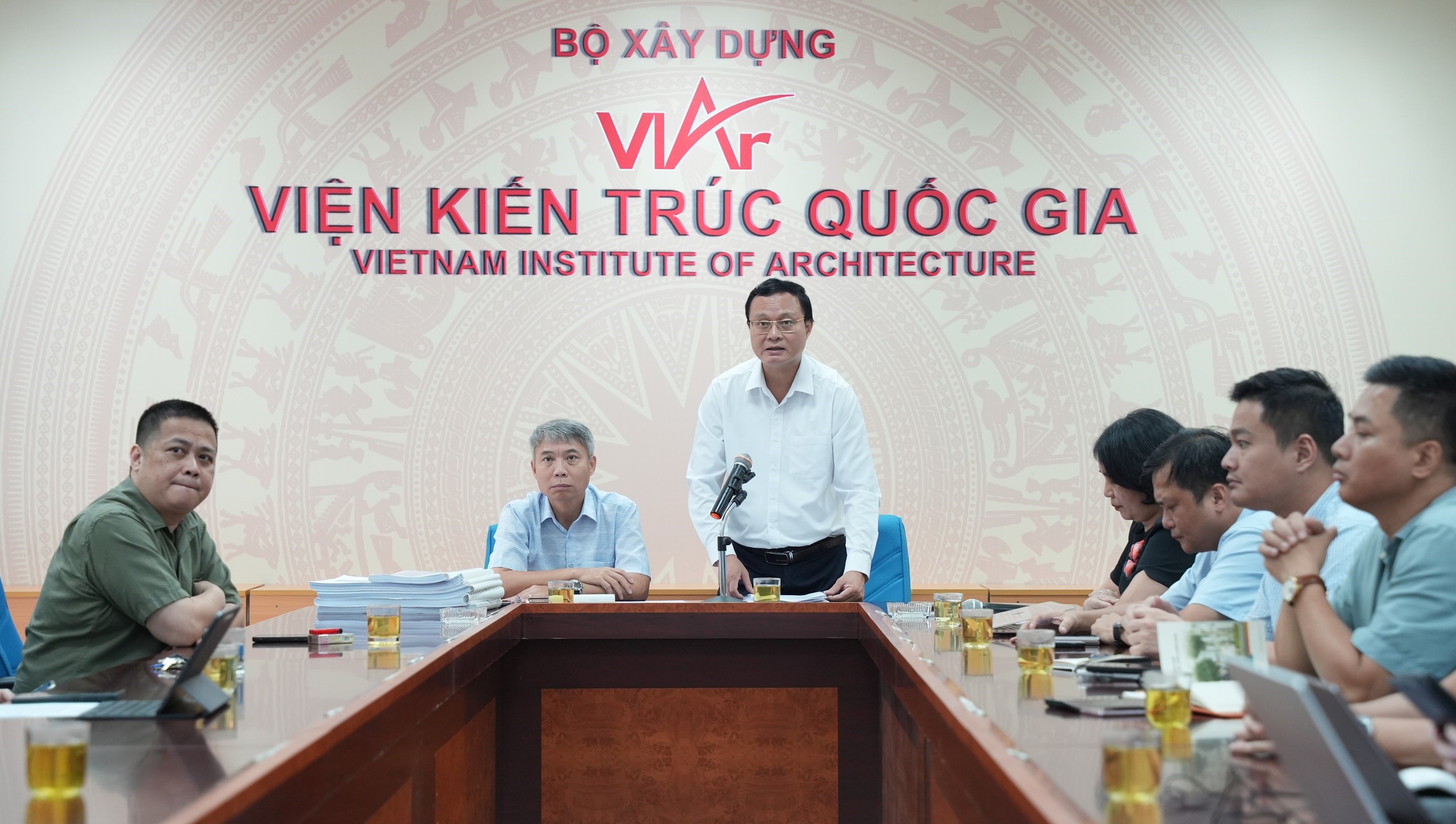Viện trưởng Viện Kiến trúc quốc gia Hồ Chí Quang phát biểu khai mạc Hội nghị. Viện trưởng Viện Kiến trúc quốc gia Hồ Chí Quang phát biểu khai mạc Hội nghị.