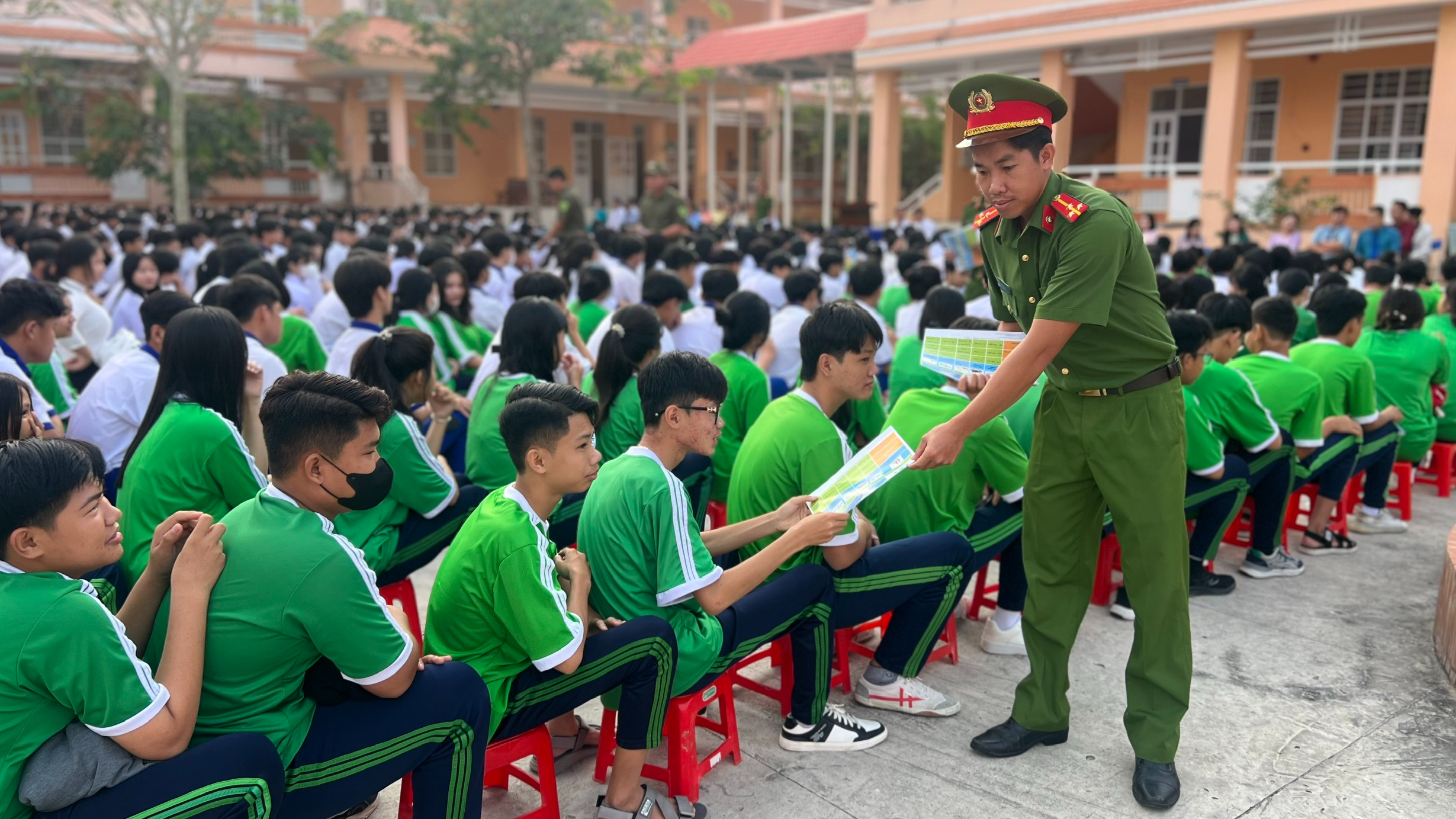 Cà Mau: Nhiều hoạt động nâng cao nhận thức pháp luật về an toàn giao thông cho học sinh- Ảnh 2.