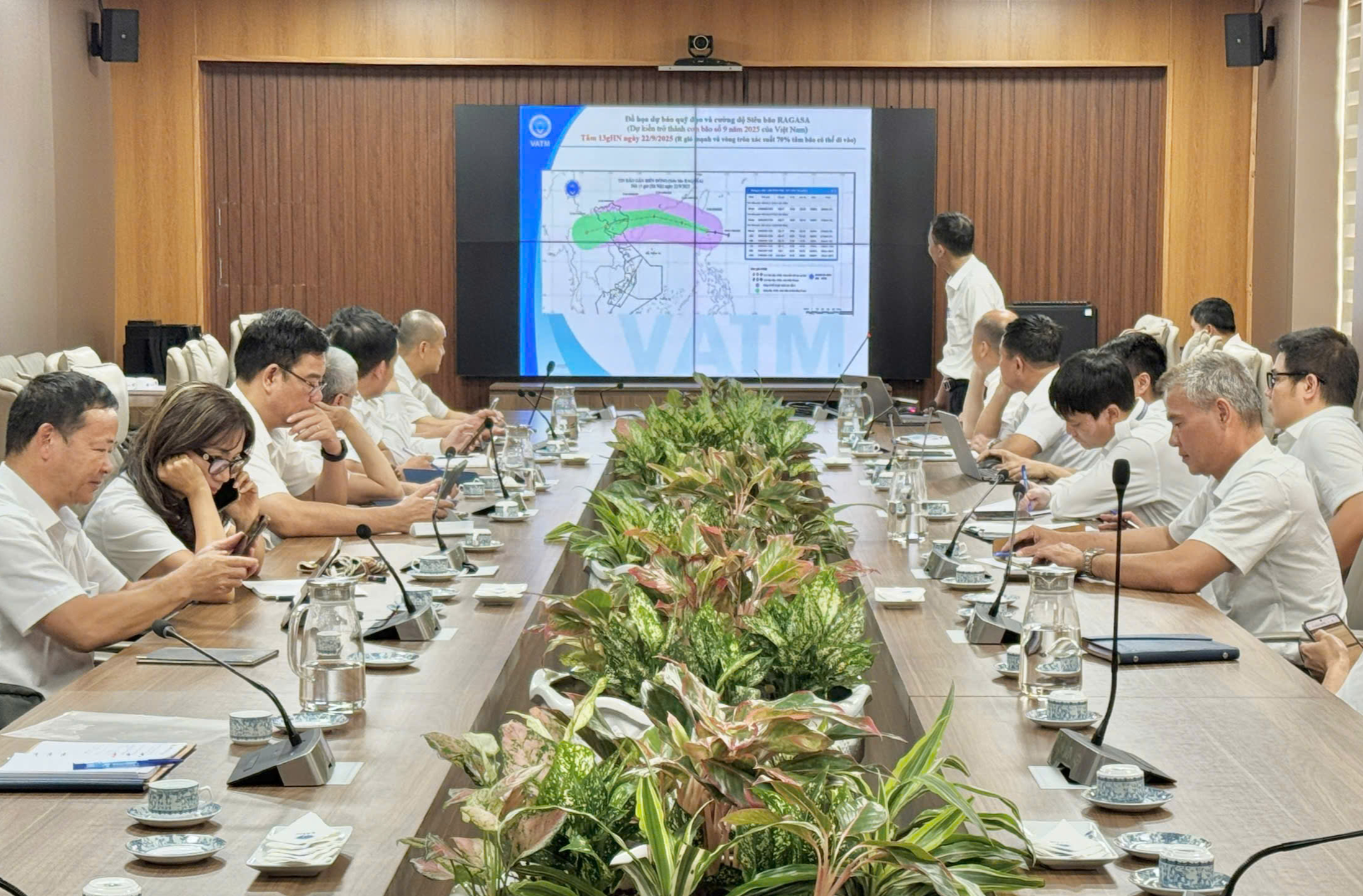 Kích hoạt phương án ứng phó, sẵn sàng điều chỉnh hướng bay để tránh siêu bão Ragasa- Ảnh 1. Kích hoạt phương án ứng phó, sẵn sàng điều chỉnh hướng bay để tránh siêu bão Ragasa- Ảnh 1.