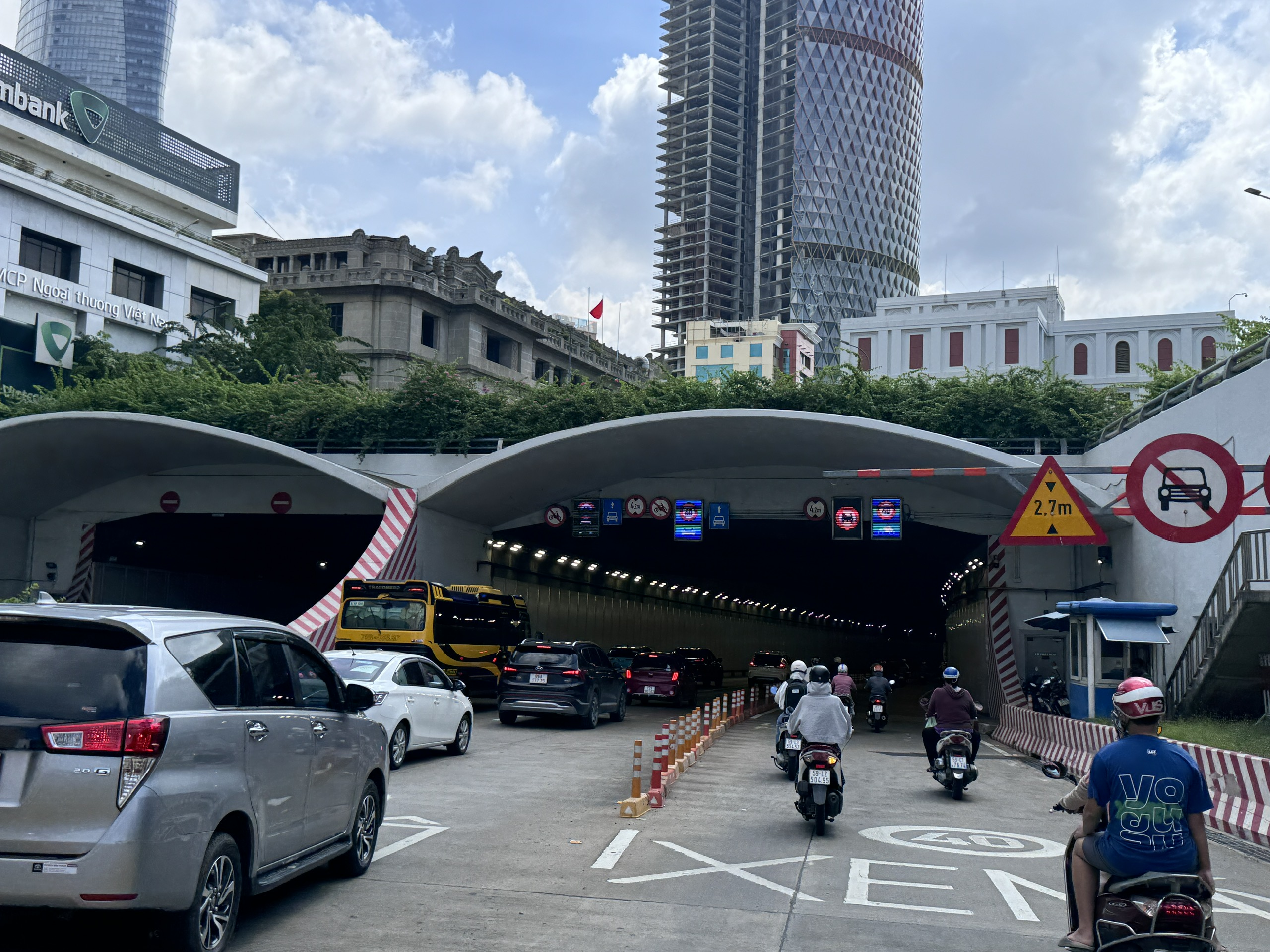 TP.HCM: Cấm xe vào hầm sông Sài Gòn 3 ngày để diễn tập phòng cháy chữa cháy- Ảnh 1. TP.HCM: Cấm xe vào hầm sông Sài Gòn 3 ngày để diễn tập phòng cháy chữa cháy- Ảnh 1.