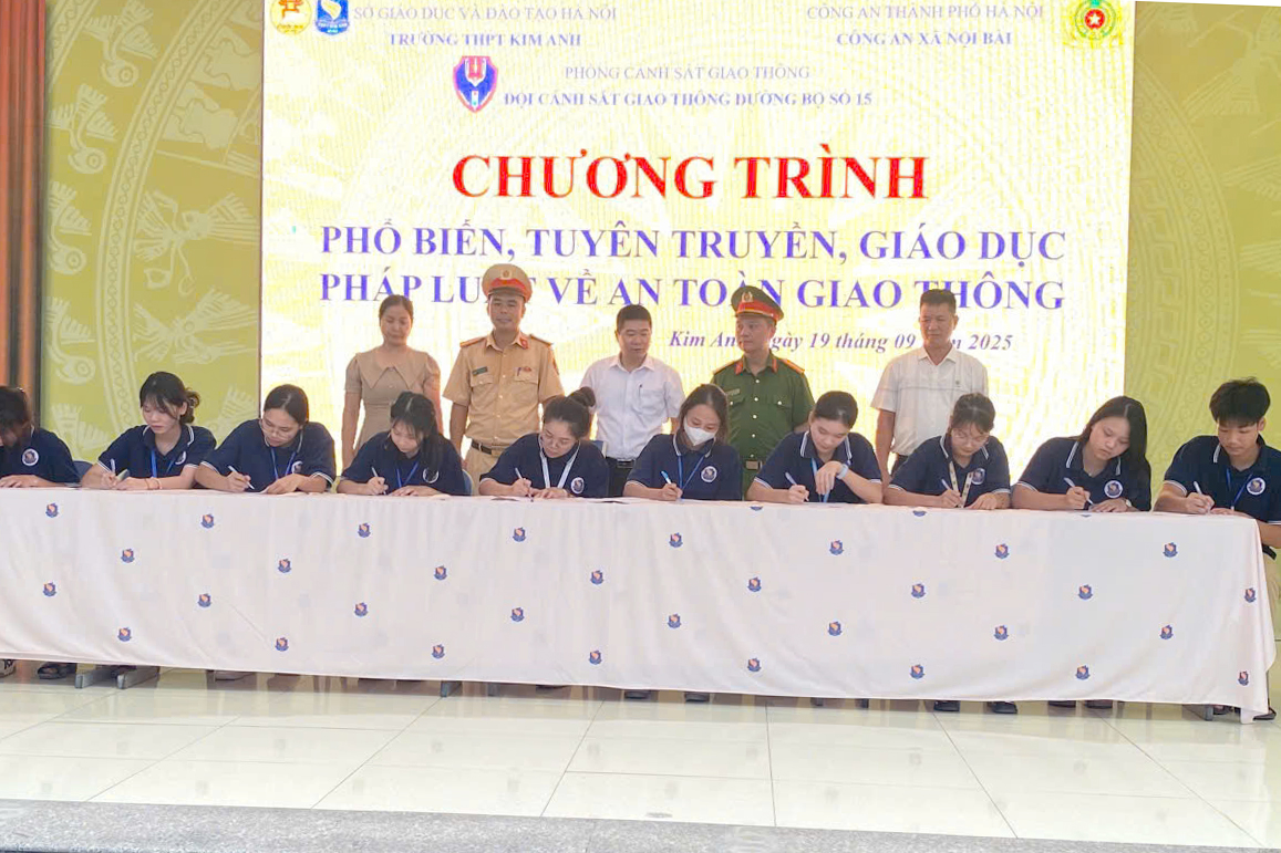 Hà Nội quyết liệt ngăn tình trạng học sinh, phụ huynh vi phạm giao thông- Ảnh 1. Hà Nội quyết liệt ngăn tình trạng học sinh, phụ huynh vi phạm giao thông- Ảnh 1.