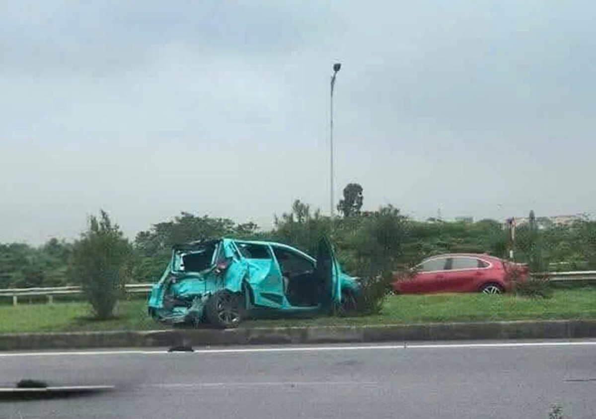 Ô tô biến dạng, văng lên dải phân cách sau tai nạn liên hoàn trên QL1- Ảnh 1. Ô tô biến dạng, văng lên dải phân cách sau tai nạn liên hoàn trên QL1- Ảnh 1.
