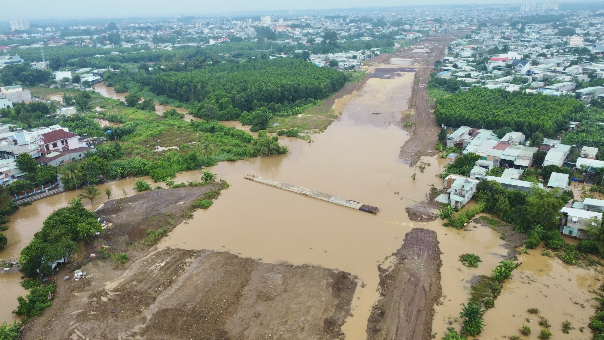 Mưa ngập cản trở, cao tốc Biên Hòa - Vũng Tàu tăng tốc để về đích đúng hẹn 19/12- Ảnh 4. Mưa ngập cản trở, cao tốc Biên Hòa - Vũng Tàu tăng tốc để về đích đúng hẹn 19/12- Ảnh 4.