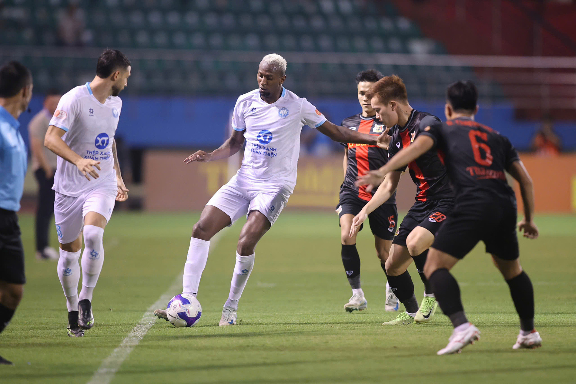 Hoàng Đức rực sáng, Ninh Bình quật ngã nhà vô địch V-League- Ảnh 2. Hoàng Đức rực sáng, Ninh Bình quật ngã nhà vô địch V-League- Ảnh 2.