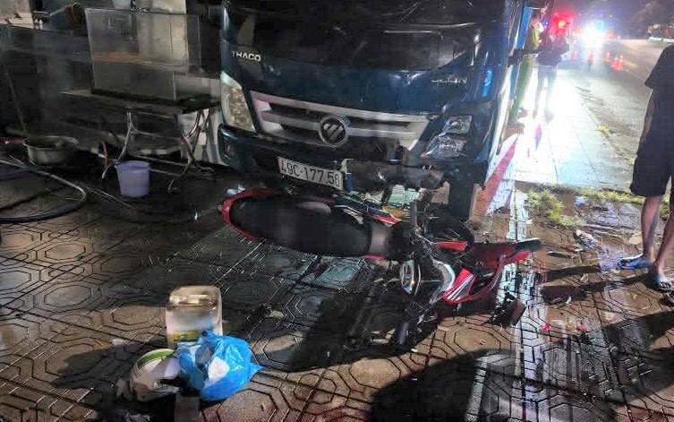 Tông vào ô tô tải đậu trên vỉa hè ở Lâm Đồng, 2 thanh niên đi xe máy tử vong