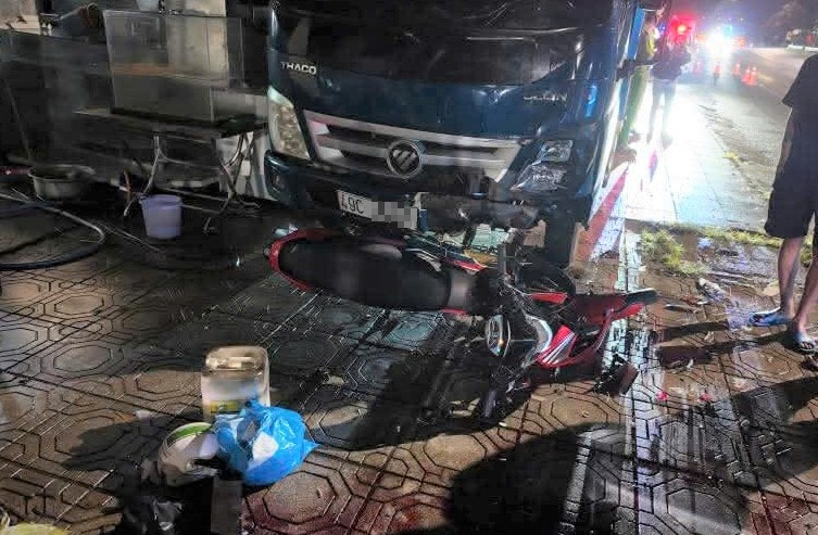 Tông vào ô tô tải đậu trên vỉa hè ở Lâm Đồng, 2 thanh niên đi xe máy tử vong- Ảnh 1. Tông vào ô tô tải đậu trên vỉa hè ở Lâm Đồng, 2 thanh niên đi xe máy tử vong- Ảnh 1.