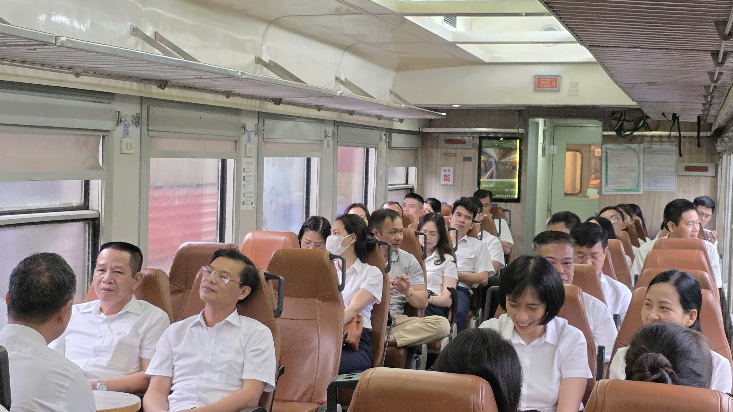 Tàu hỏa chở cán bộ, nhân viên Hải Phòng đi làm chính thức vận hành- Ảnh 1. Tàu hỏa chở cán bộ, nhân viên Hải Phòng đi làm chính thức vận hành- Ảnh 1.
