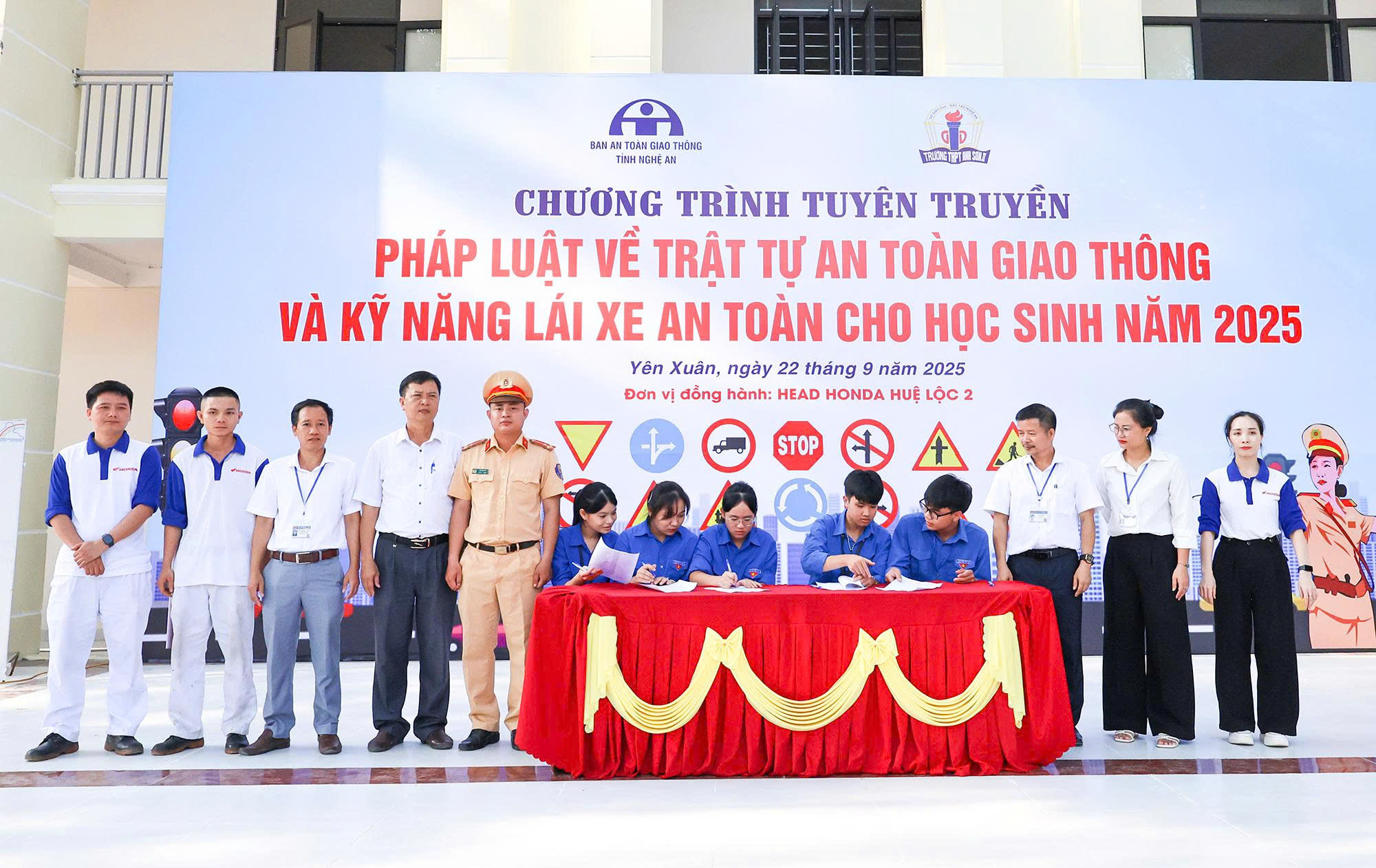 Để mỗi học sinh là một tấm gương về tuyên truyền an toàn giao thông- Ảnh 1.