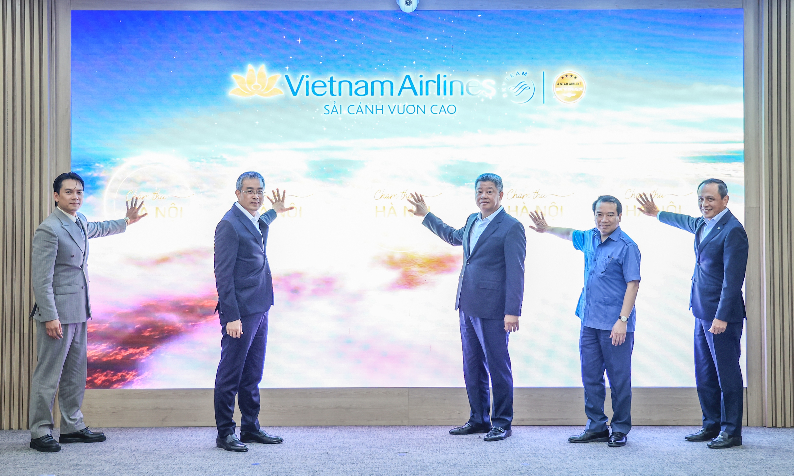 Hành trình cảm xúc cùng Vietnam Airlines "Chạm thu Hà Nội"- Ảnh 1.