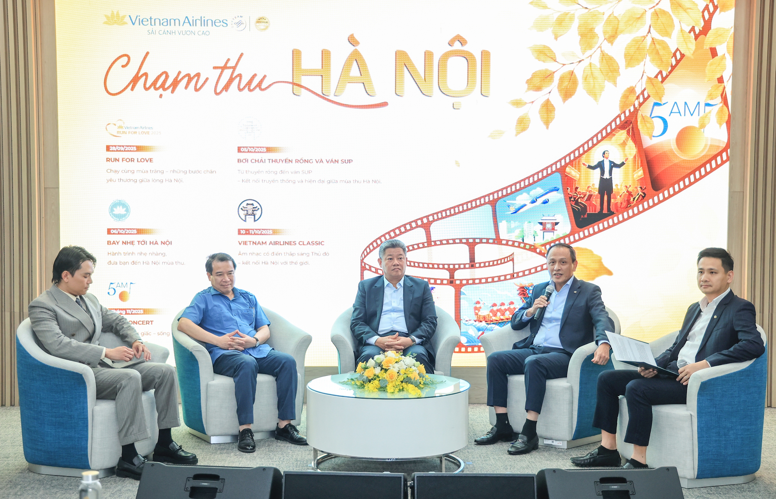Hành trình cảm xúc cùng Vietnam Airlines "Chạm thu Hà Nội"- Ảnh 2.
