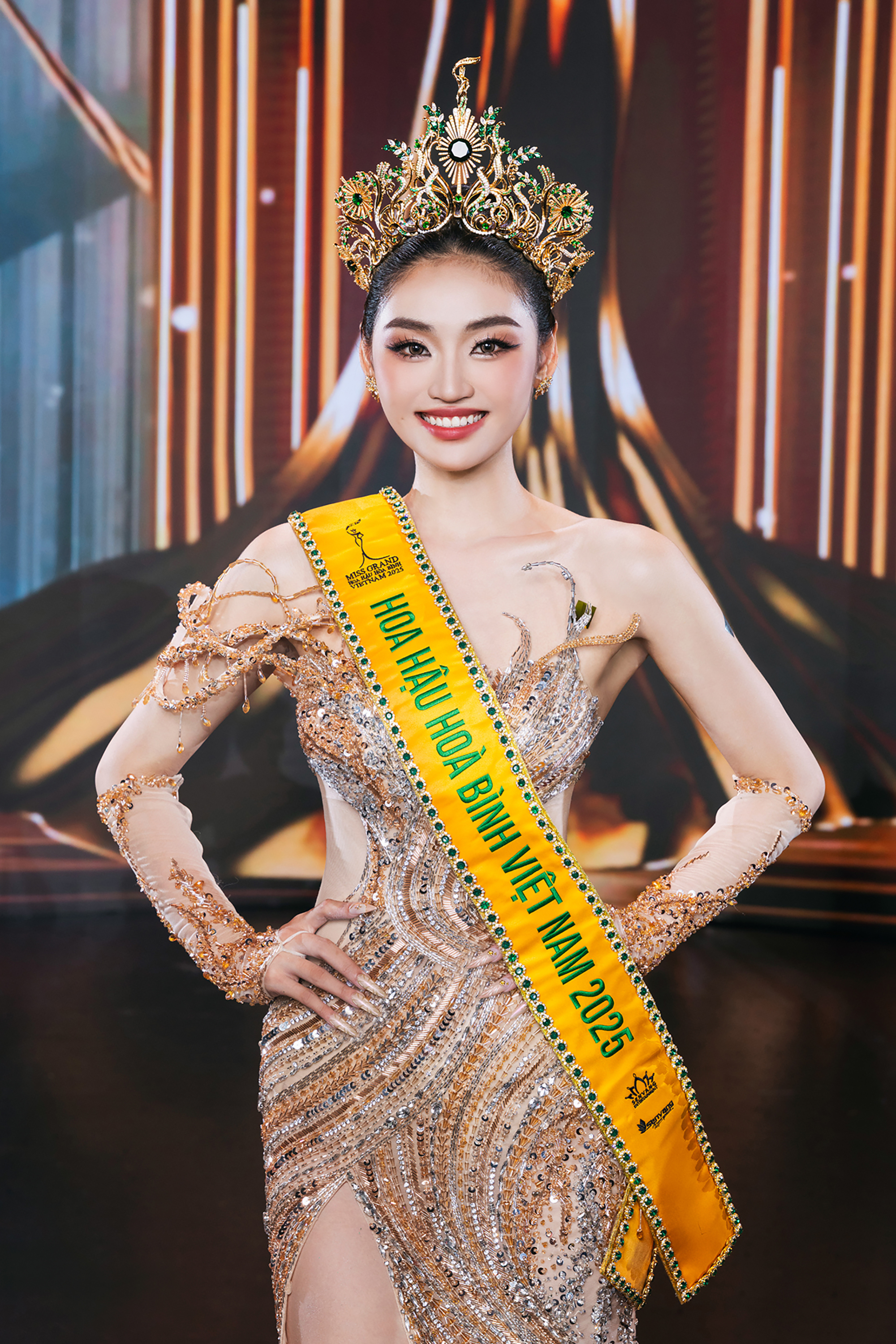 Hoa hậu Yến Nhi: Tôi thấy mình may mắn và mắc nợ mẹ cha- Ảnh 1.