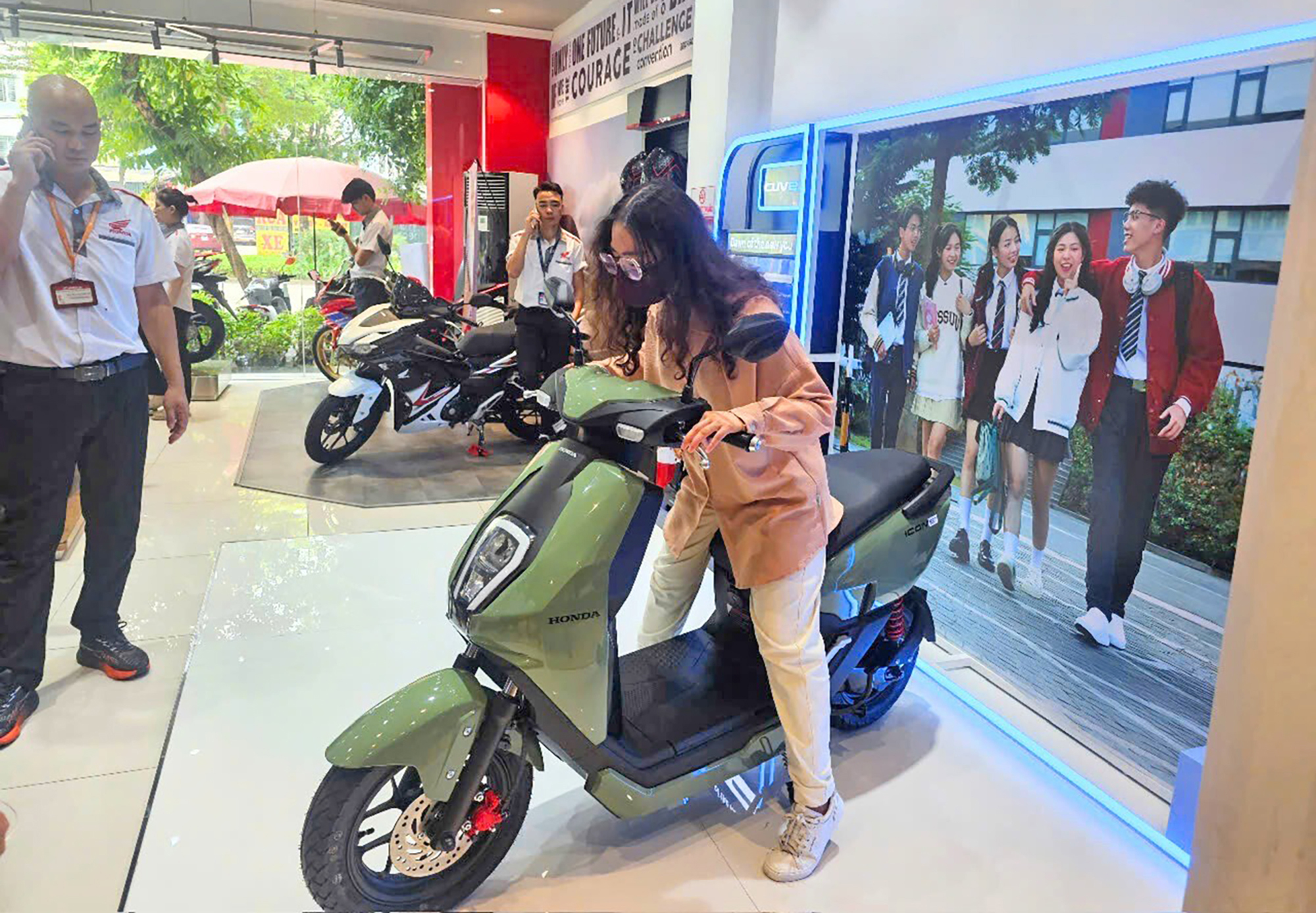 “Ông lớn” xe máy xăng nhập cuộc đua xe điện- Ảnh 1.