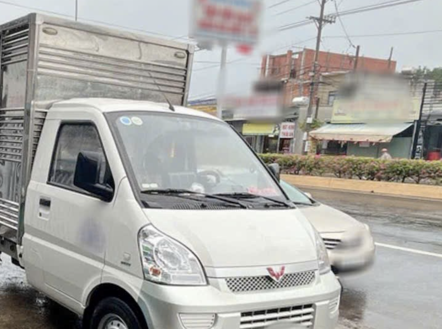 Xử phạt nhiều tài xế dừng đỗ sai quy định gây mất an toàn trên QL13 qua Đồng Nai- Ảnh 1.