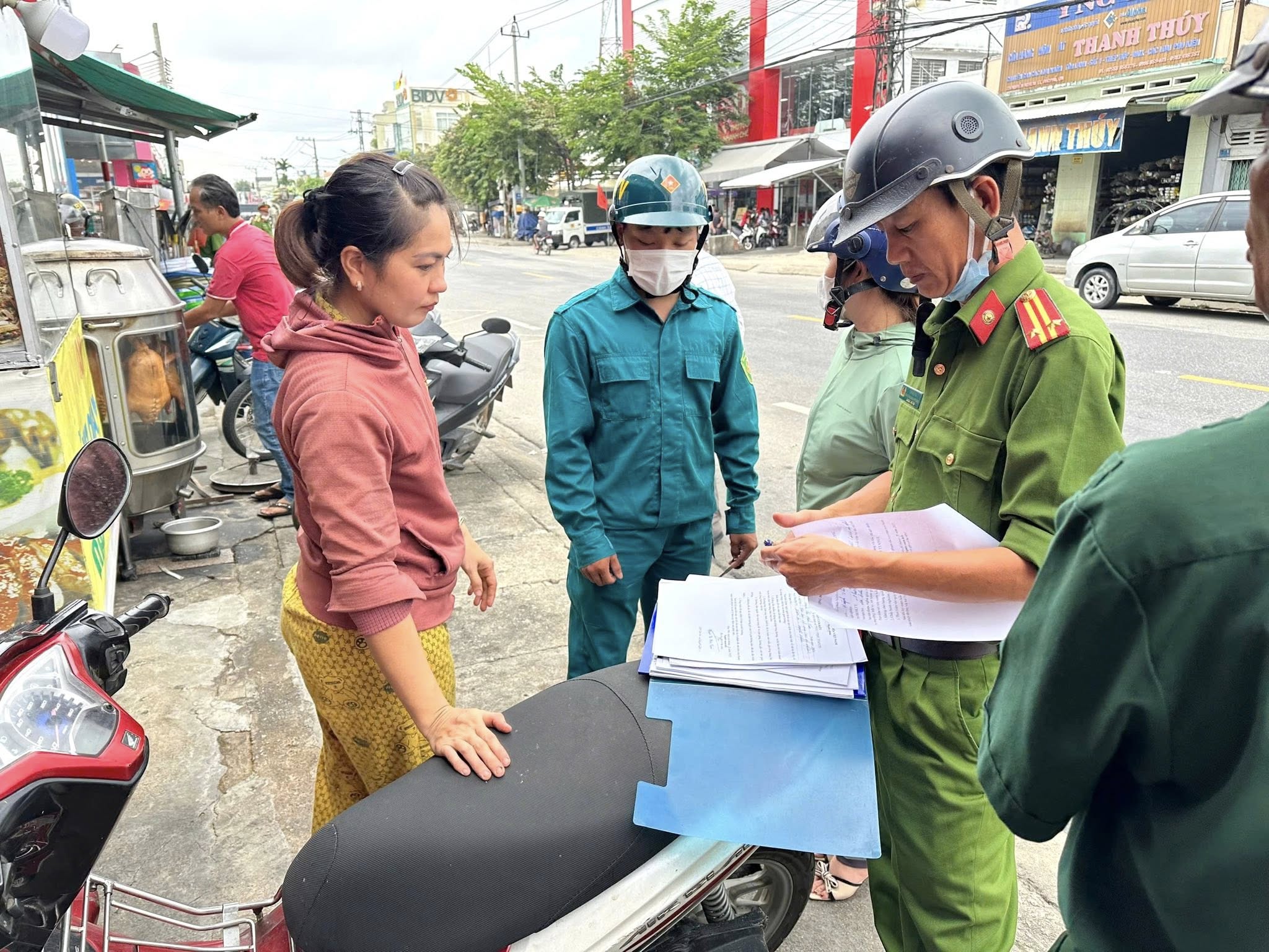 Cấp xã ở Quảng Ngãi kiên quyết dẹp nạn lấn chiếm vỉa hè, lòng đường- Ảnh 7. Cấp xã ở Quảng Ngãi kiên quyết dẹp nạn lấn chiếm vỉa hè, lòng đường- Ảnh 7.