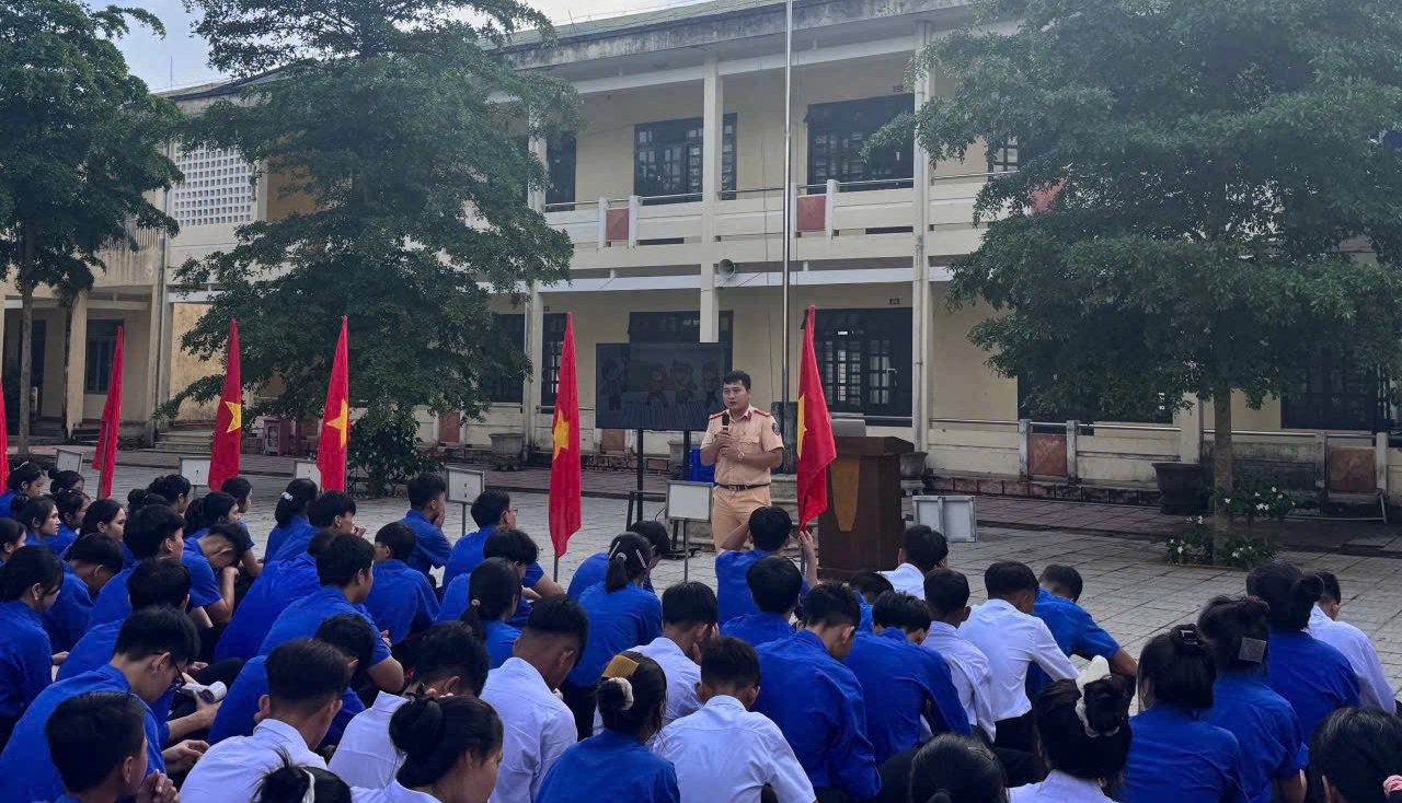 Quảng Ngãi đẩy mạnh tuyên truyền trật tự ATGT đến học sinh- Ảnh 1. Quảng Ngãi đẩy mạnh tuyên truyền trật tự ATGT đến học sinh- Ảnh 1.
