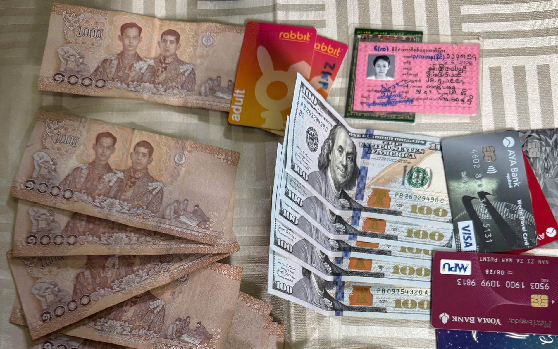 Đường sắt "ghi điểm" với hành khách quốc tế từ hành động nhỏ trên tàu SE45- Ảnh 2. Khách bỏ quên ba lô chứa nhiều ngoại tệ trên tàu Thống nhất